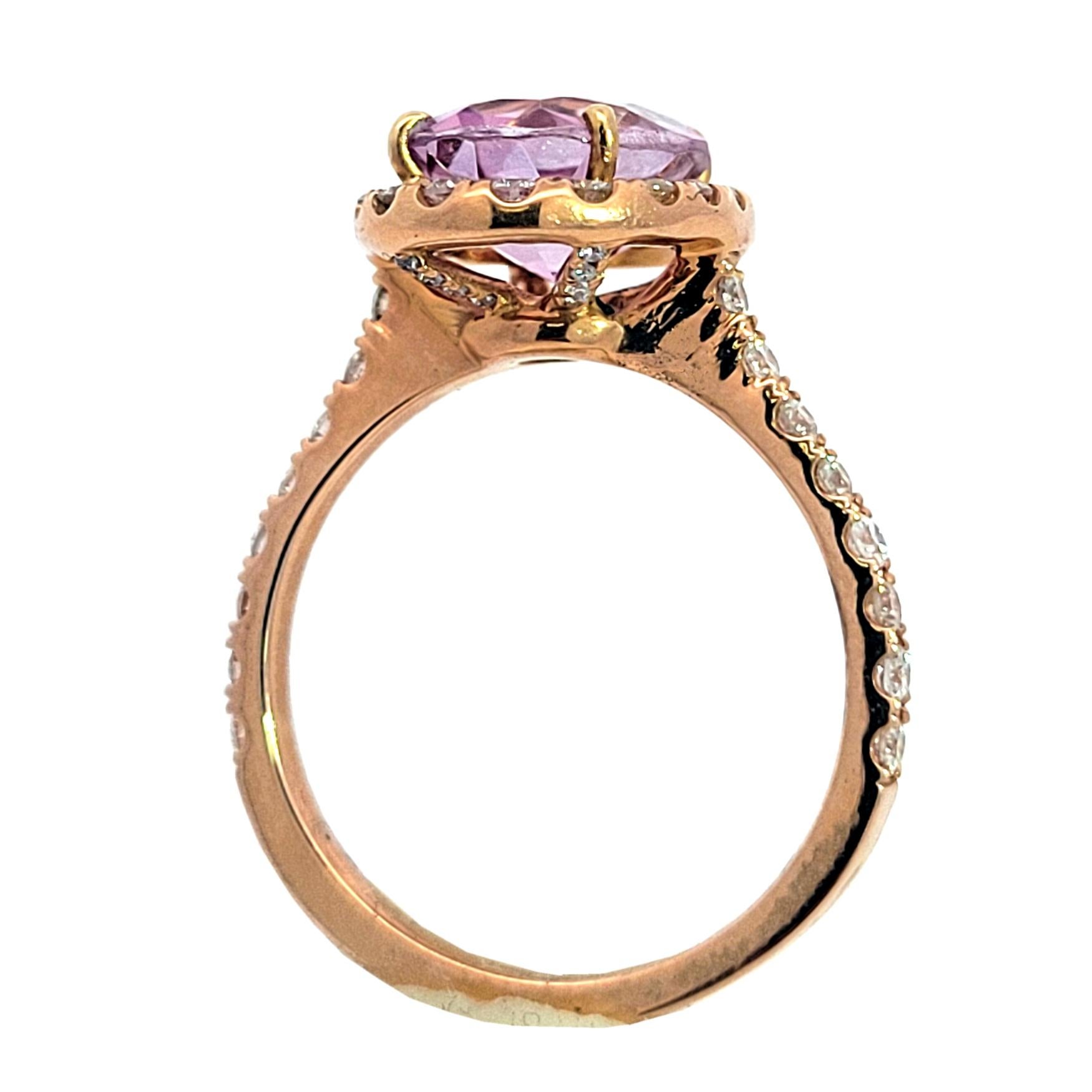 Contemporaneo Anello di fidanzamento con diamante ovale di Topazio rosa di 3,03 carati incastonato (0,52 carati) in vendita