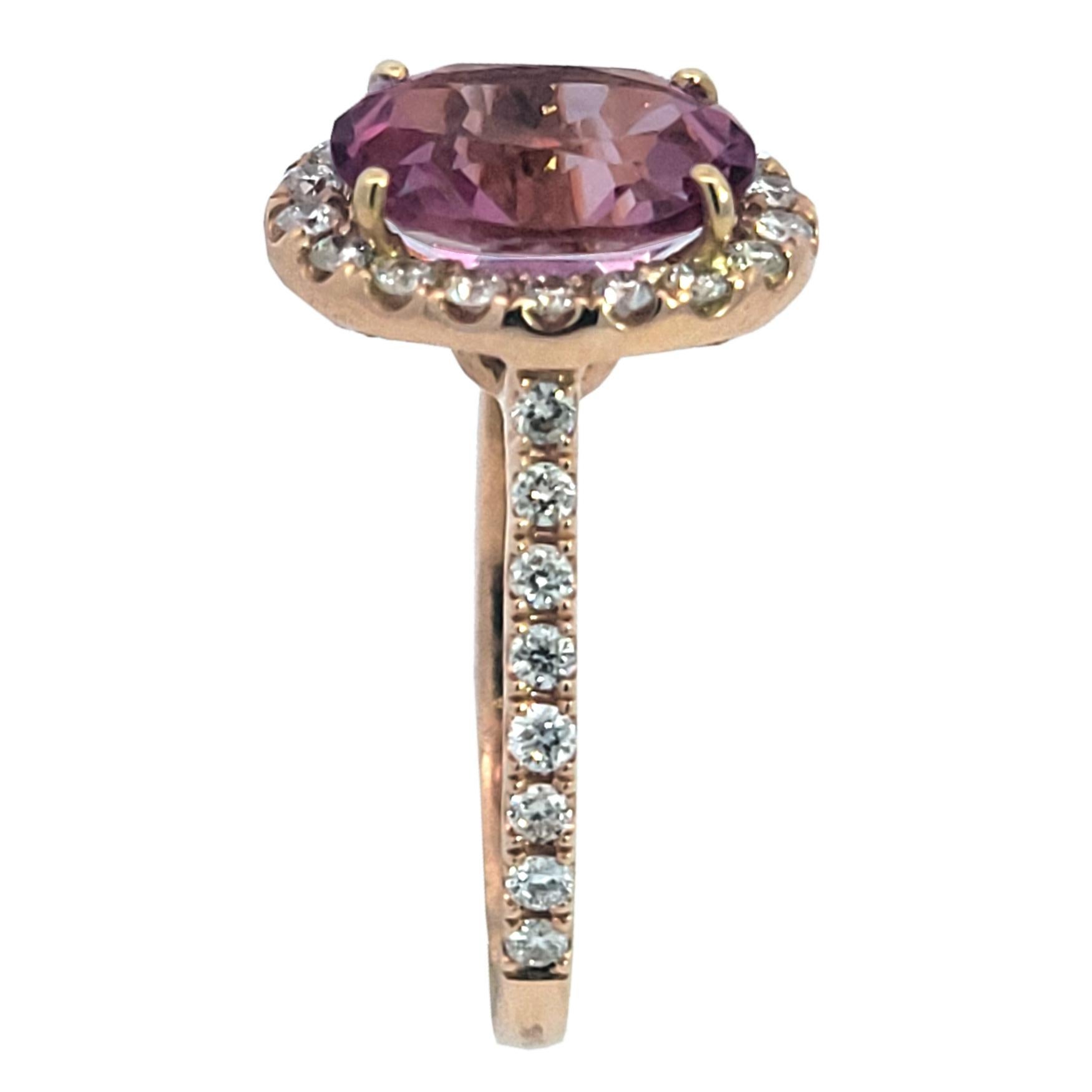 Taglio ovale Anello di fidanzamento con diamante ovale di Topazio rosa di 3,03 carati incastonato (0,52 carati) in vendita