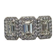Bague halo à trois pierres en or 18 carats, sertie d'un diamant taille émeraude certifié GIA de 3,03 carats, pureté VVS1