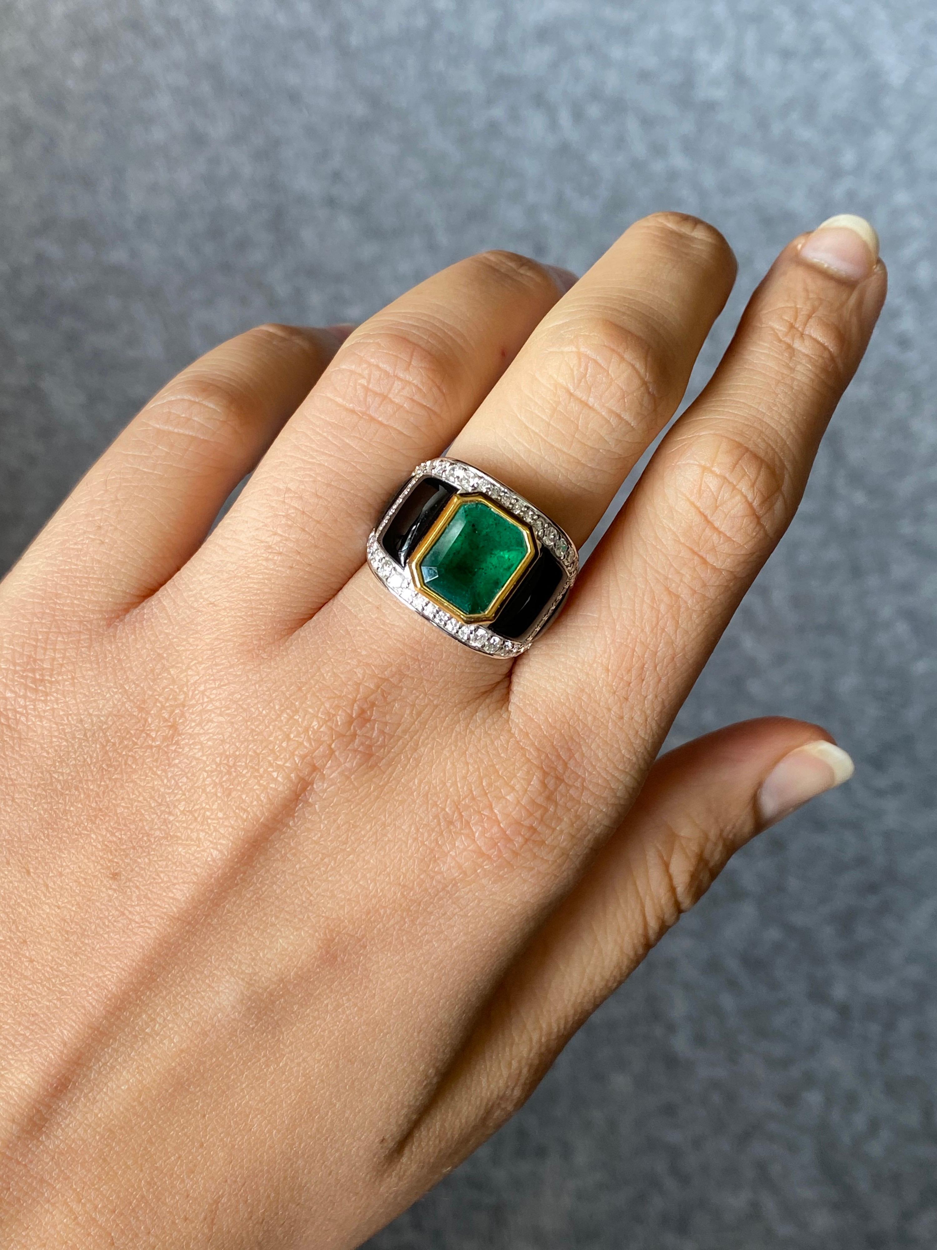 3.03 Emerald Cut and Black Onyx 18 Karat Gold Unisex Cocktail Ring In New Condition In Bangkok, Thailand