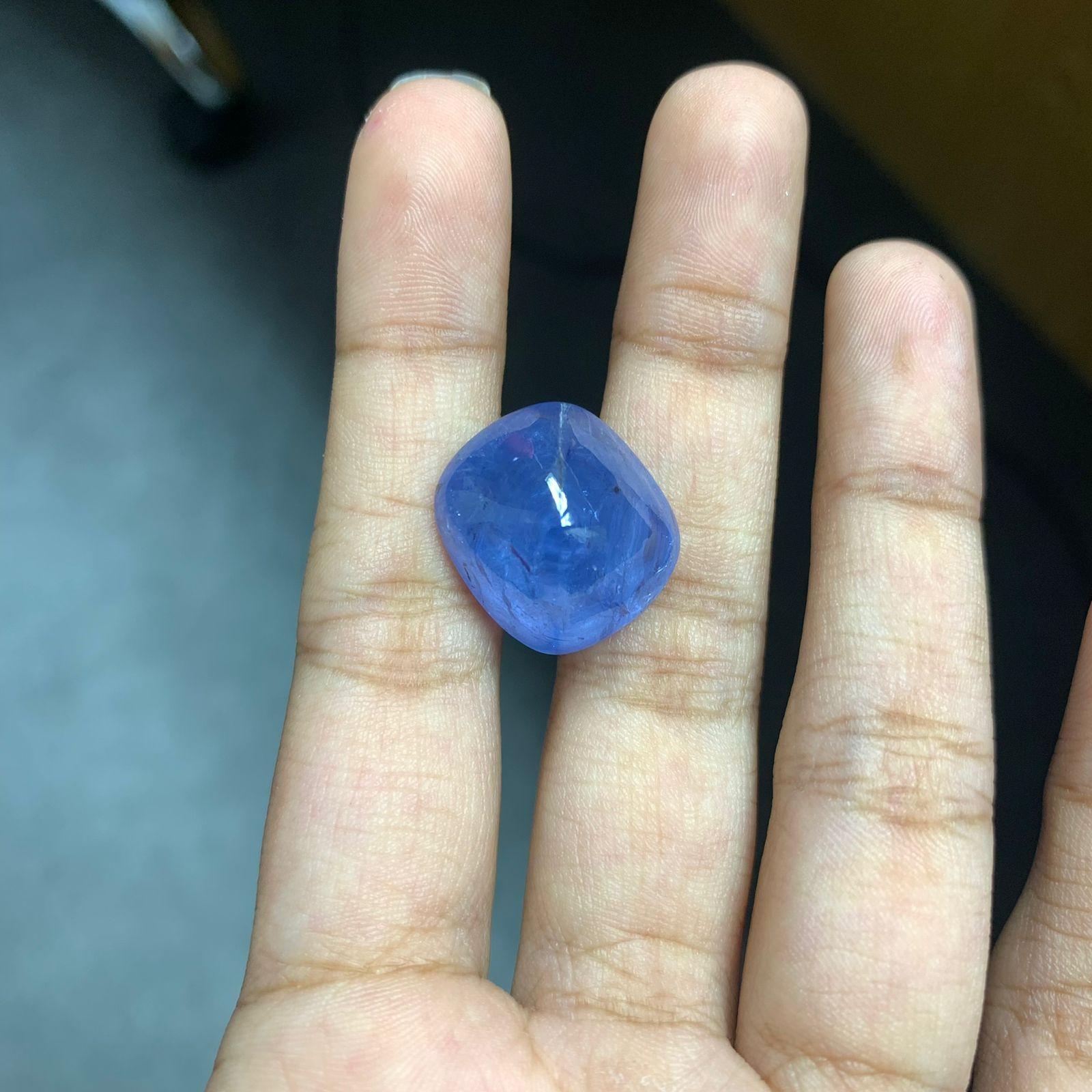 Un saphir massif et époustouflant de 30,32 carats, resplendissant dans une teinte bleu bleuet. Il provient des mines de pierres précieuses du Sri Lanka. Ce joyau exquis n'a subi aucune forme de traitement. Le saphir est taillé à la perfection en