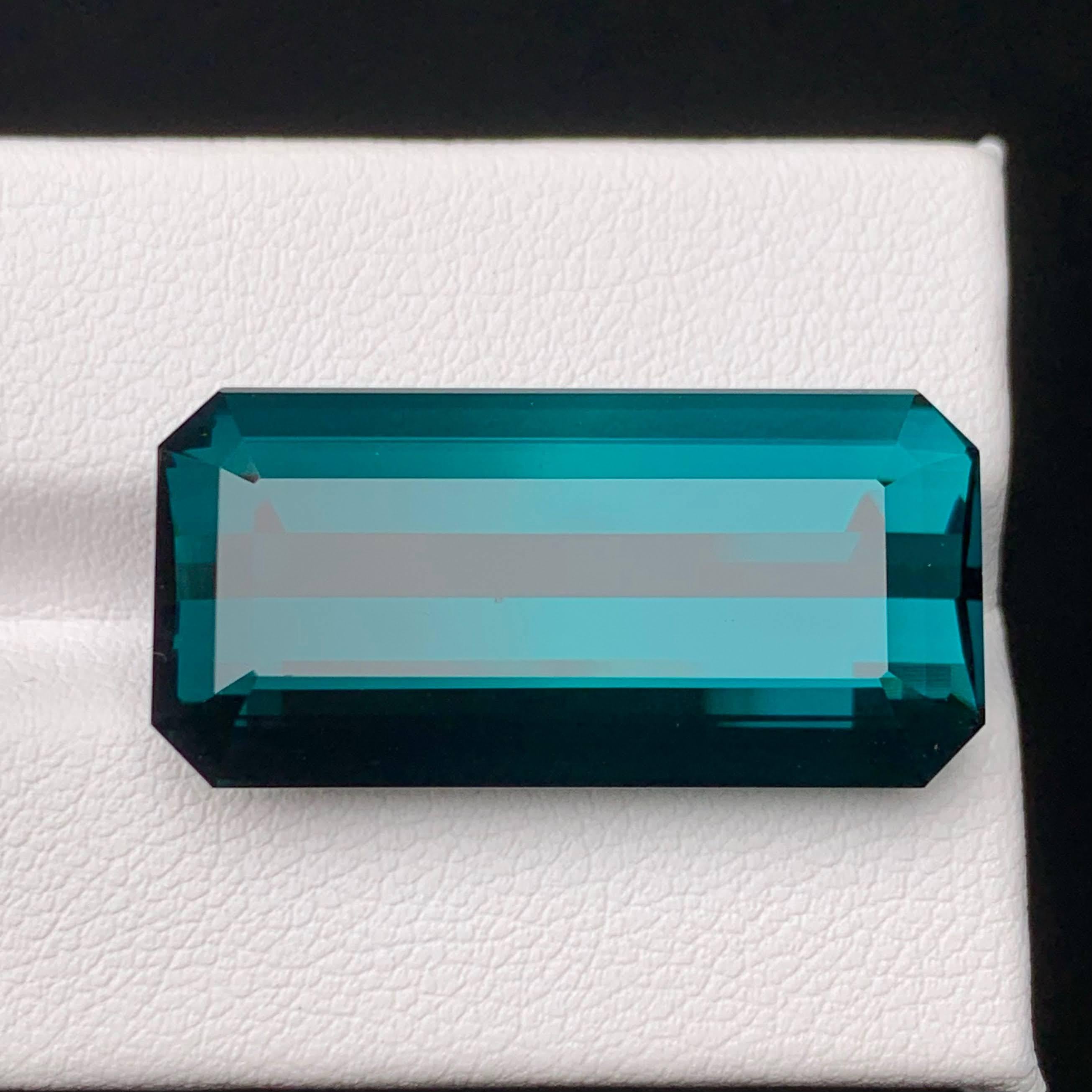 Peso 30,35 carati
Dimensioni 28,2x13,8x9,1 mm
Trattamento Nessuno 
Origine afgana 
Clarity Loup Clean 
Forma Taglio Smeraldo 




Questa straordinaria tormalina Indicolite da 30,35 carati è un vero tesoro da collezione, che mostra un'ipnotica