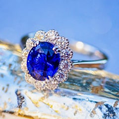 3,03 Karat zertifizierter ovaler königsblauer Saphir & 0,55 Karat Diamant 18 Karat Weißgold Ring