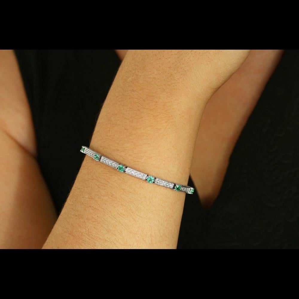 Moderne 3.03ct Emerald & Diamond Tennis Bracelet - 14k White Gold Elegant Green Jewelry en vente