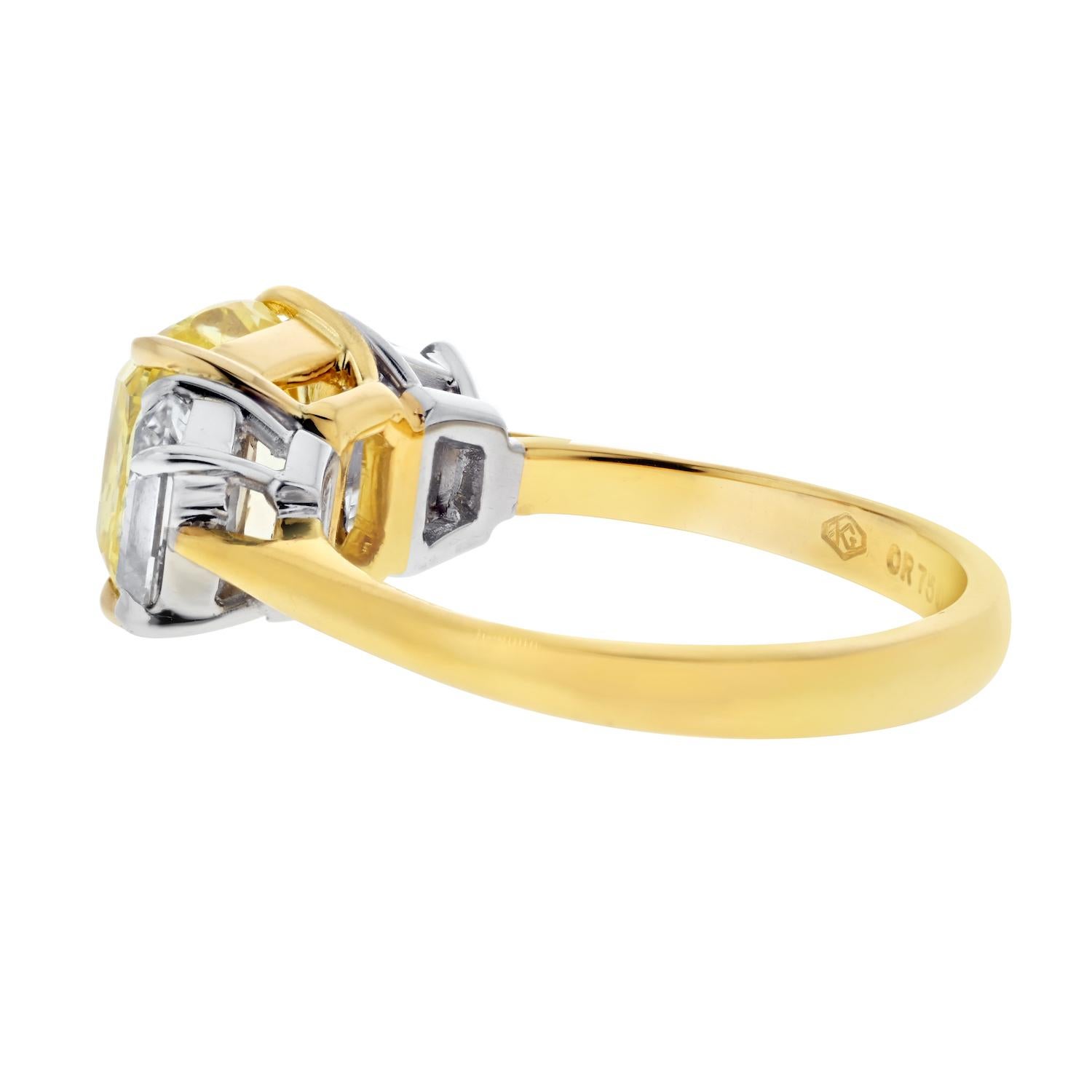 3,03ct Fancy Vivid Yellow Cushion Cut Drei Stein Diamant Verlobungsring (Ovalschliff) im Angebot