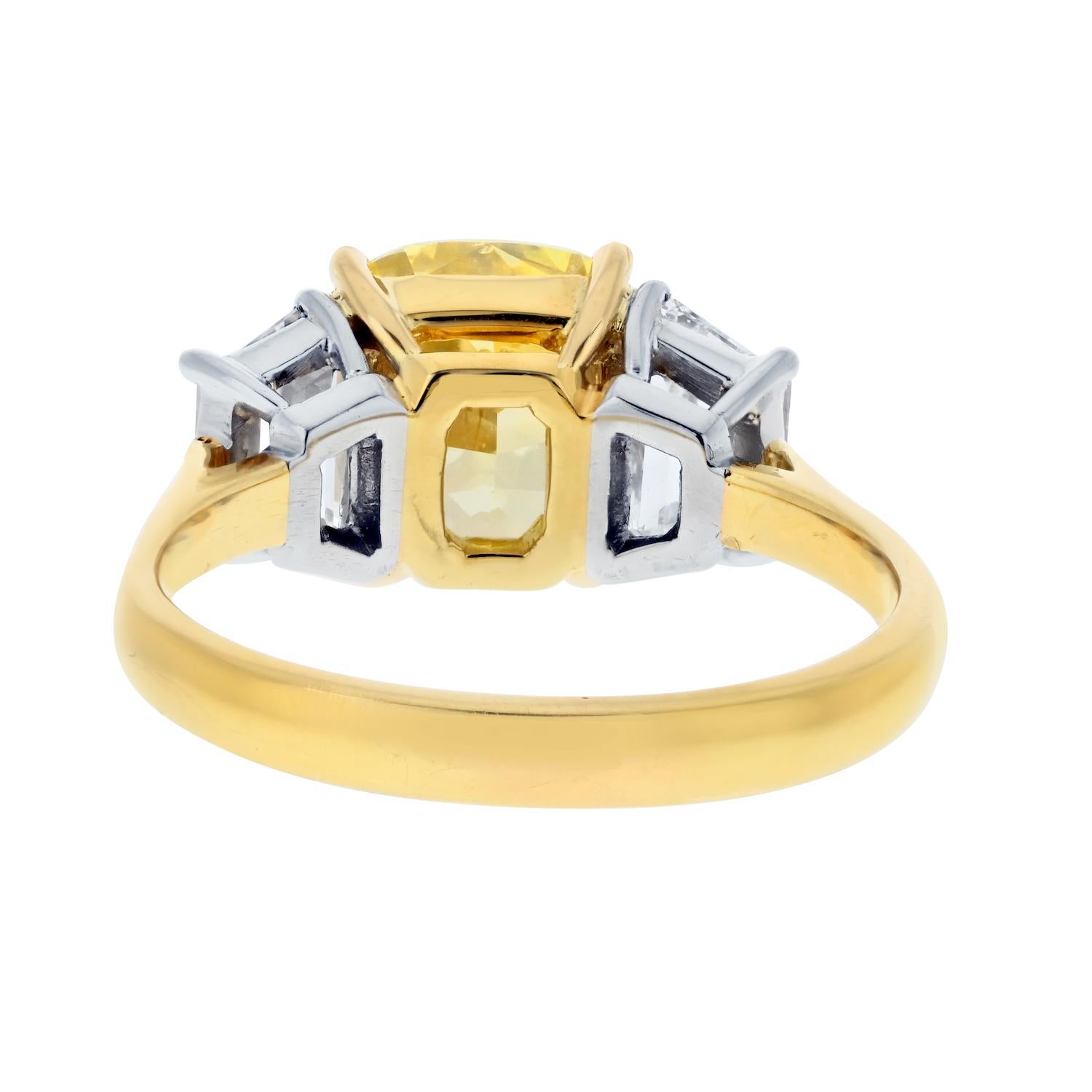 3,03ct Fancy Vivid Yellow Cushion Cut Drei Stein Diamant Verlobungsring im Zustand „Neu“ im Angebot in New York, NY