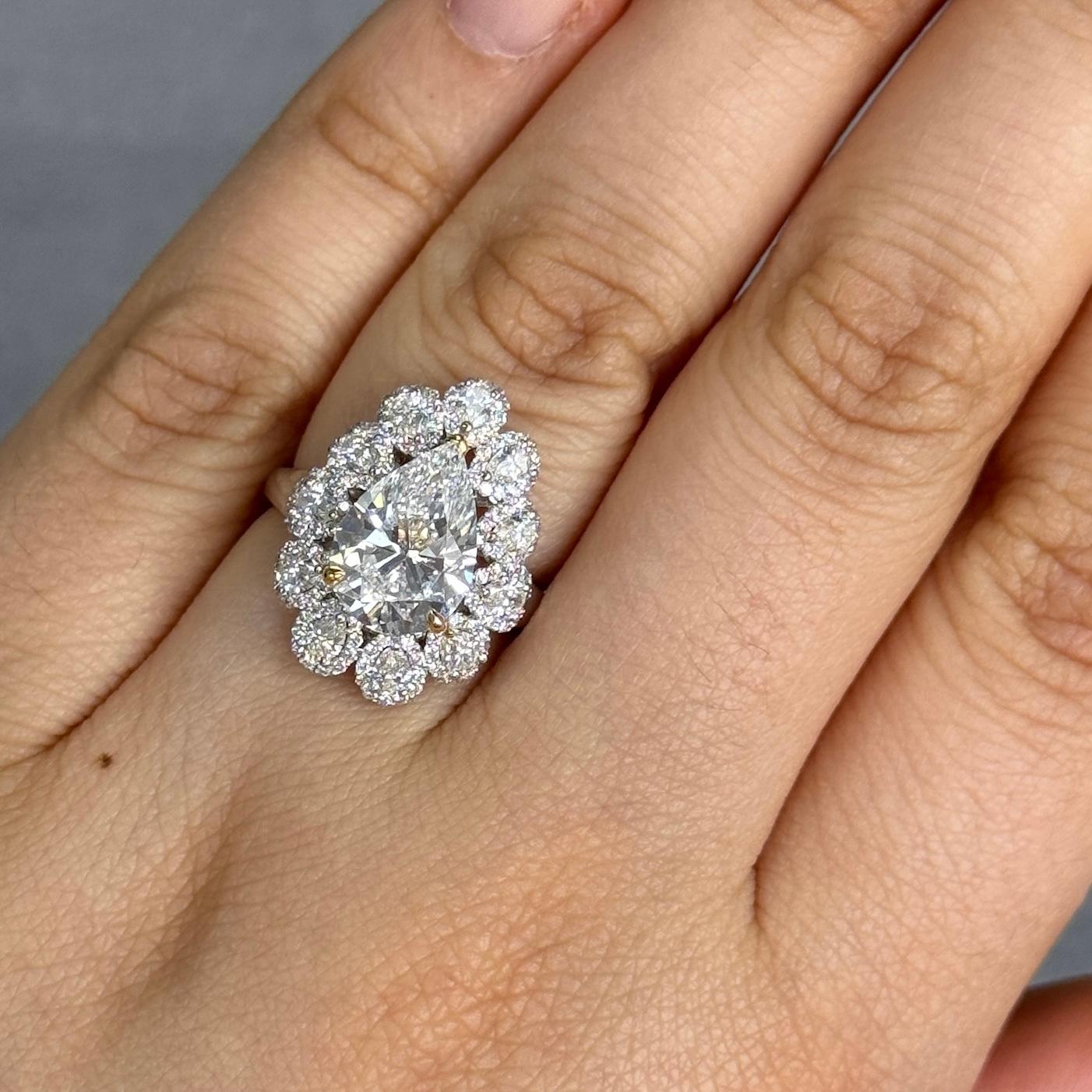Taille poire Bague halo de diamants GIA en forme de poire de 3,03 carats avec diamants latéraux, 18 carats WG Taille 6,25 en vente