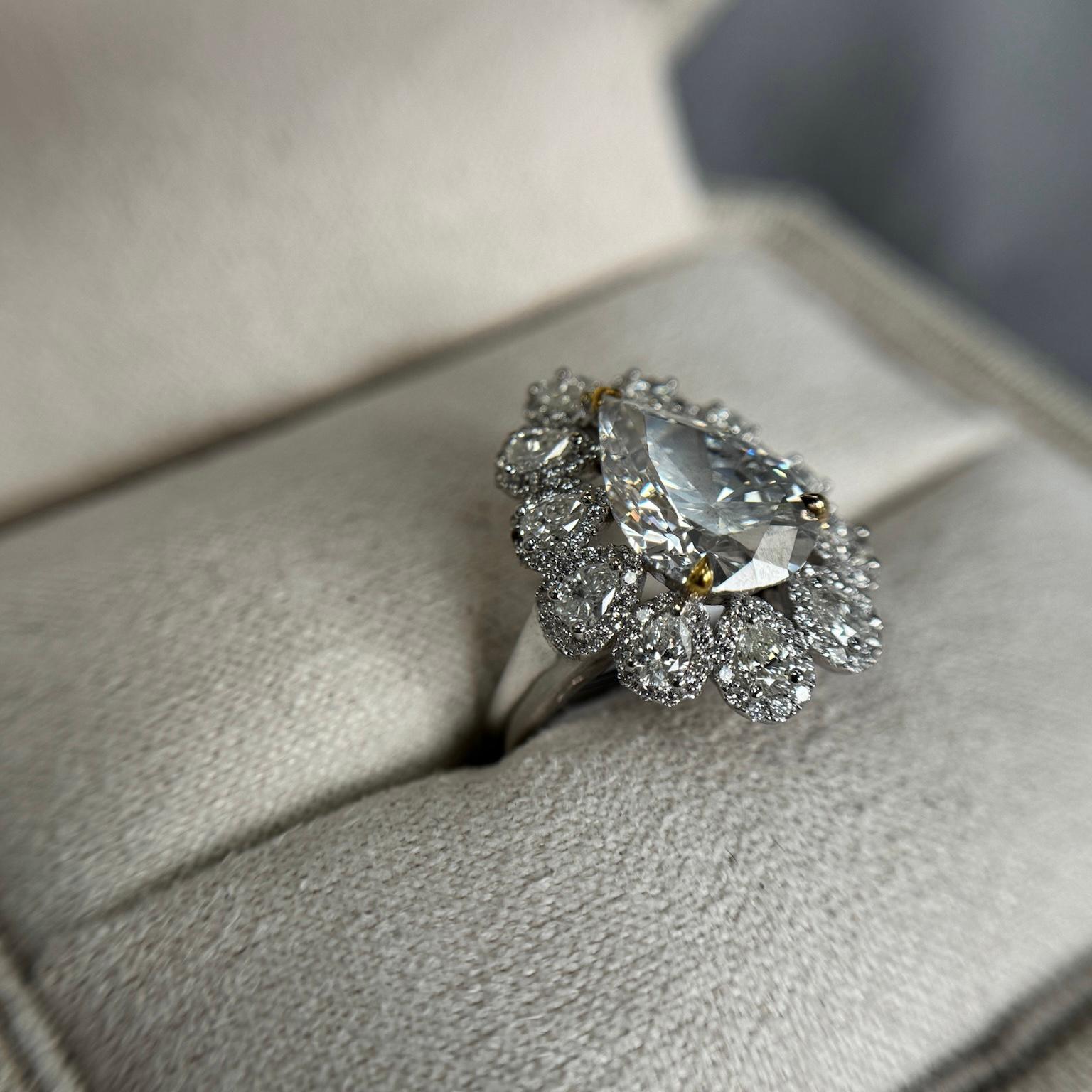 Bague halo de diamants GIA en forme de poire de 3,03 carats avec diamants latéraux, 18 carats WG Taille 6,25 Neuf - En vente à New York, NY