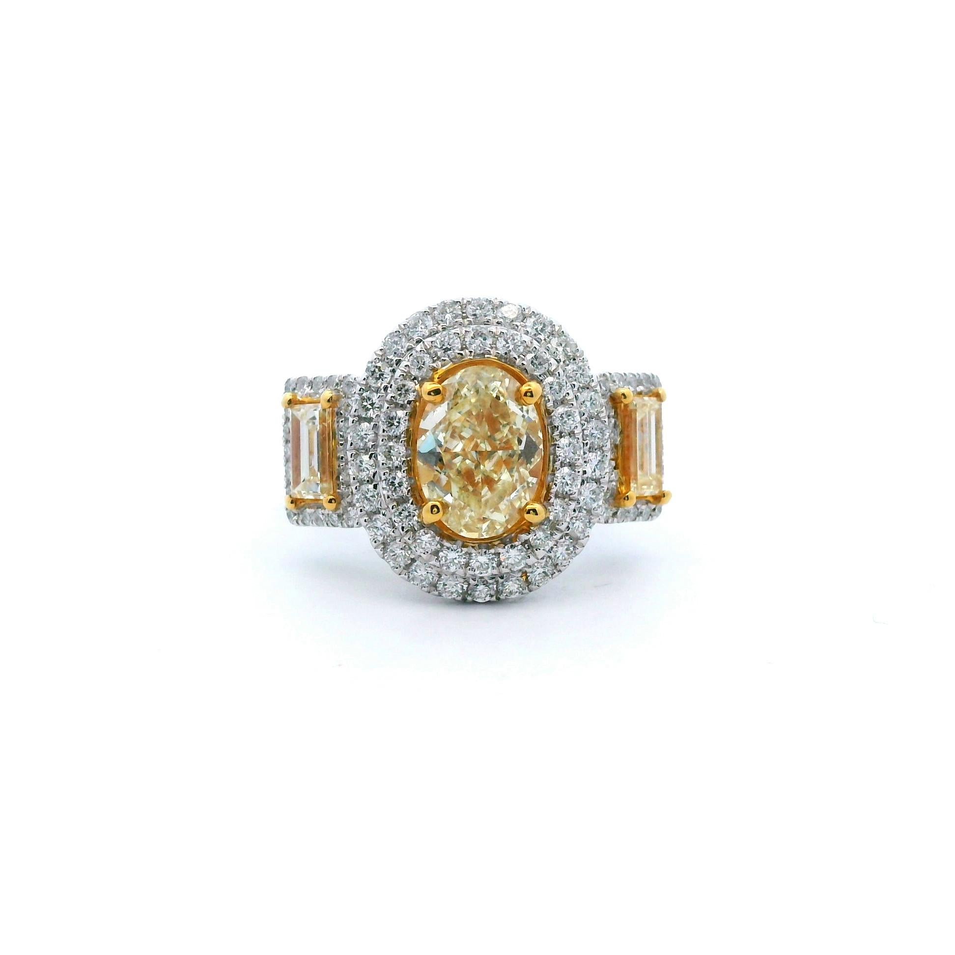 Contemporaneo Anello aureolato con tre pietre di diamante giallo intenso ovale da 3.03ctt 18k in vendita