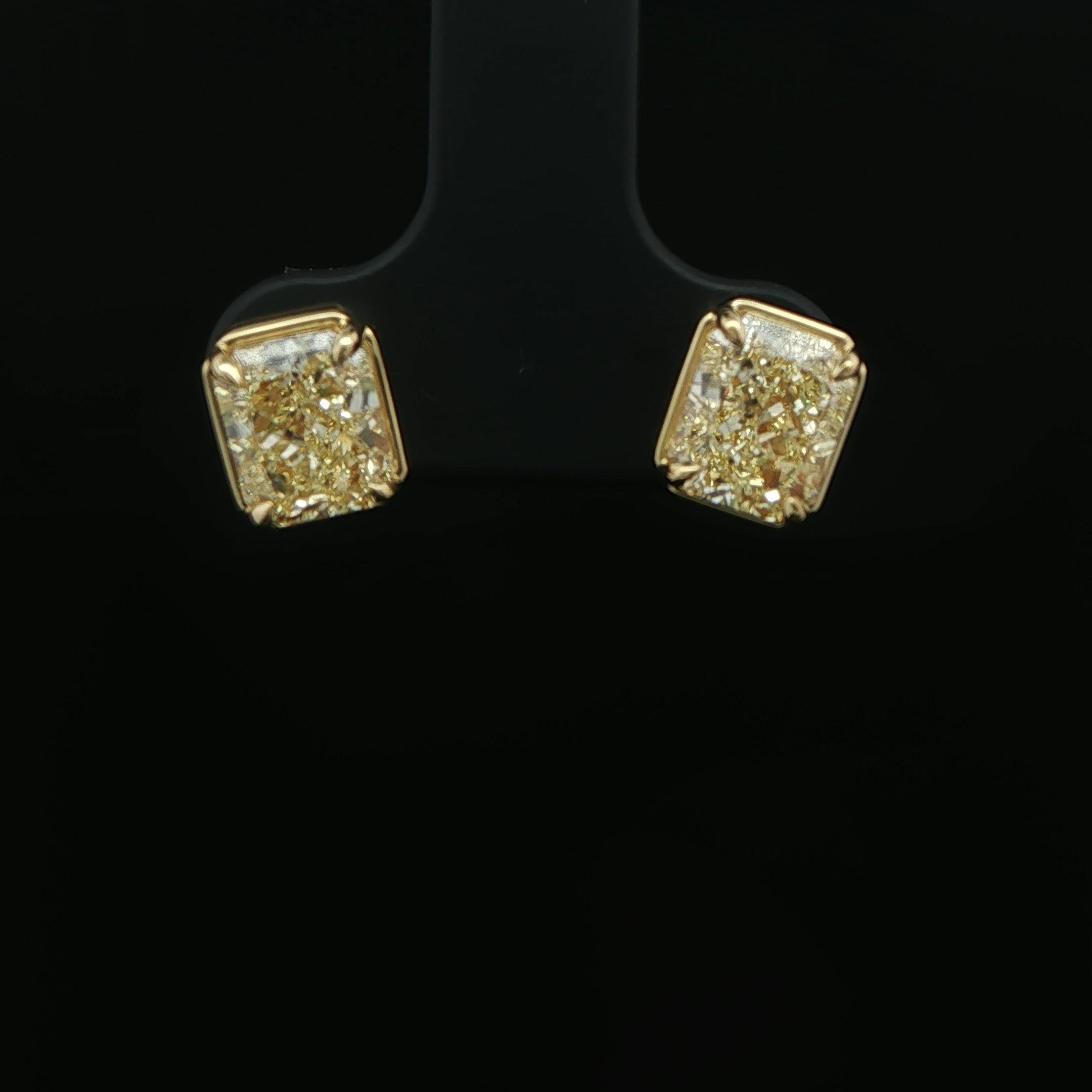 Boucles d'oreilles en or 18KY avec diamant radiant de 3,03ctw certifié par la GIA et de couleur jaune fantaisie Neuf - En vente à San Francisco, CA