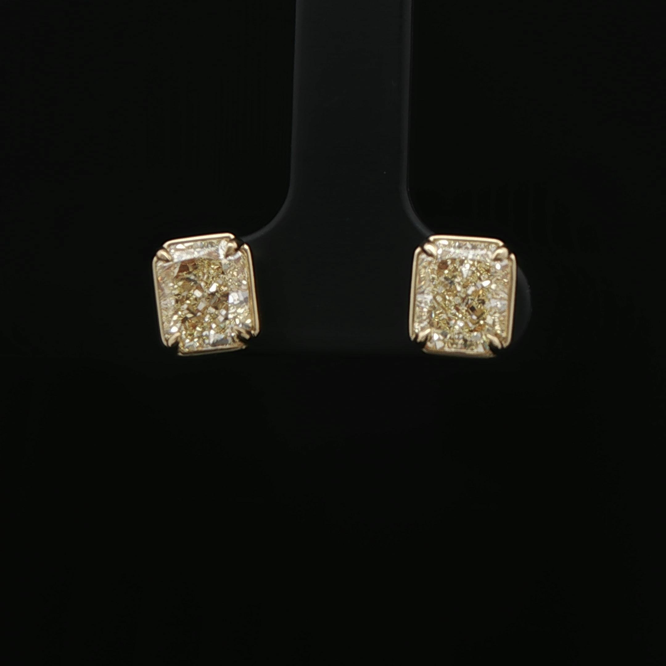 Boucles d'oreilles en or 18KY avec diamant radiant de 3,03ctw certifié par la GIA et de couleur jaune fantaisie Unisexe en vente