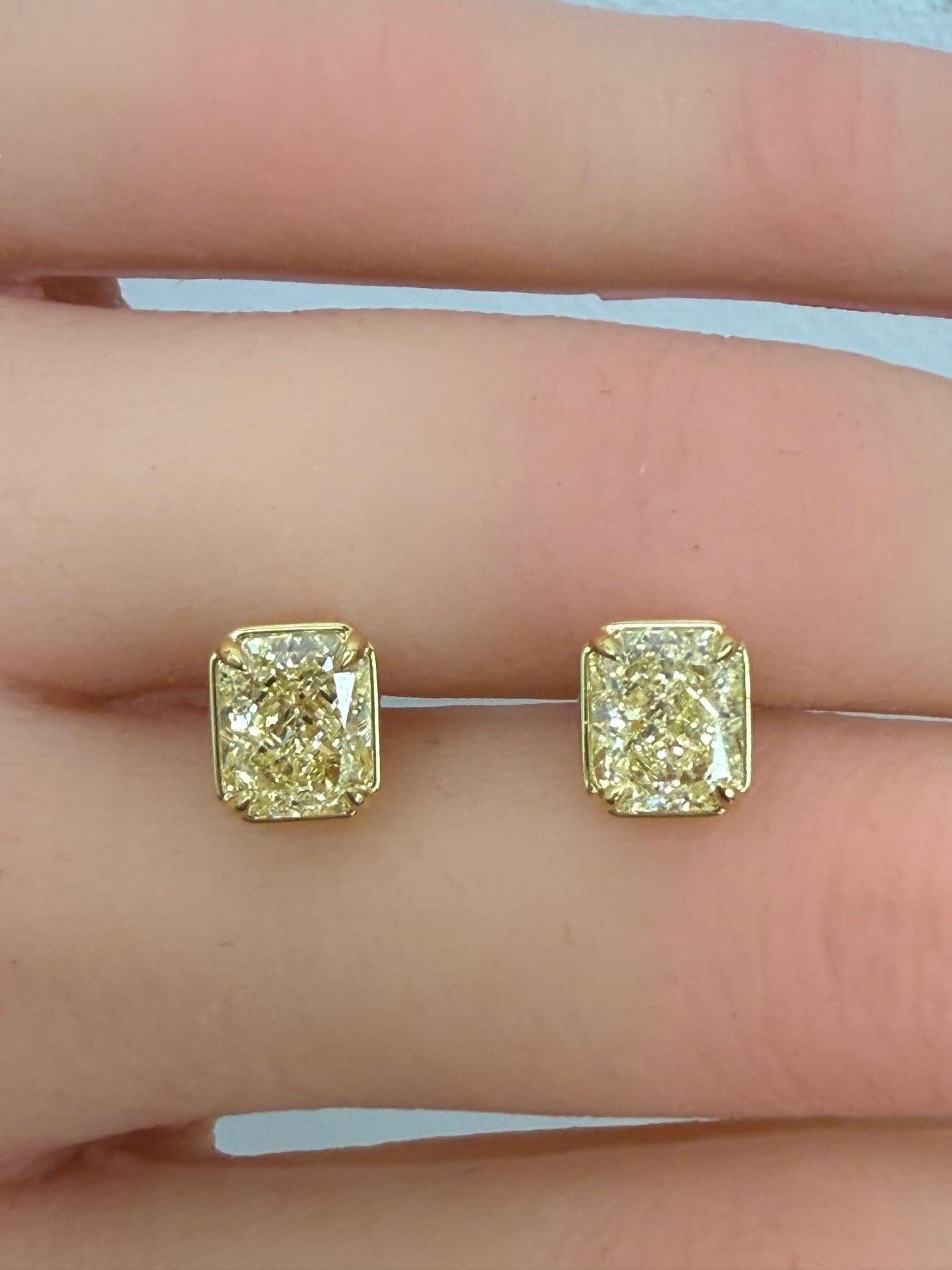 Boucles d'oreilles en or 18KY avec diamant radiant de 3,03ctw certifié par la GIA et de couleur jaune fantaisie en vente 2