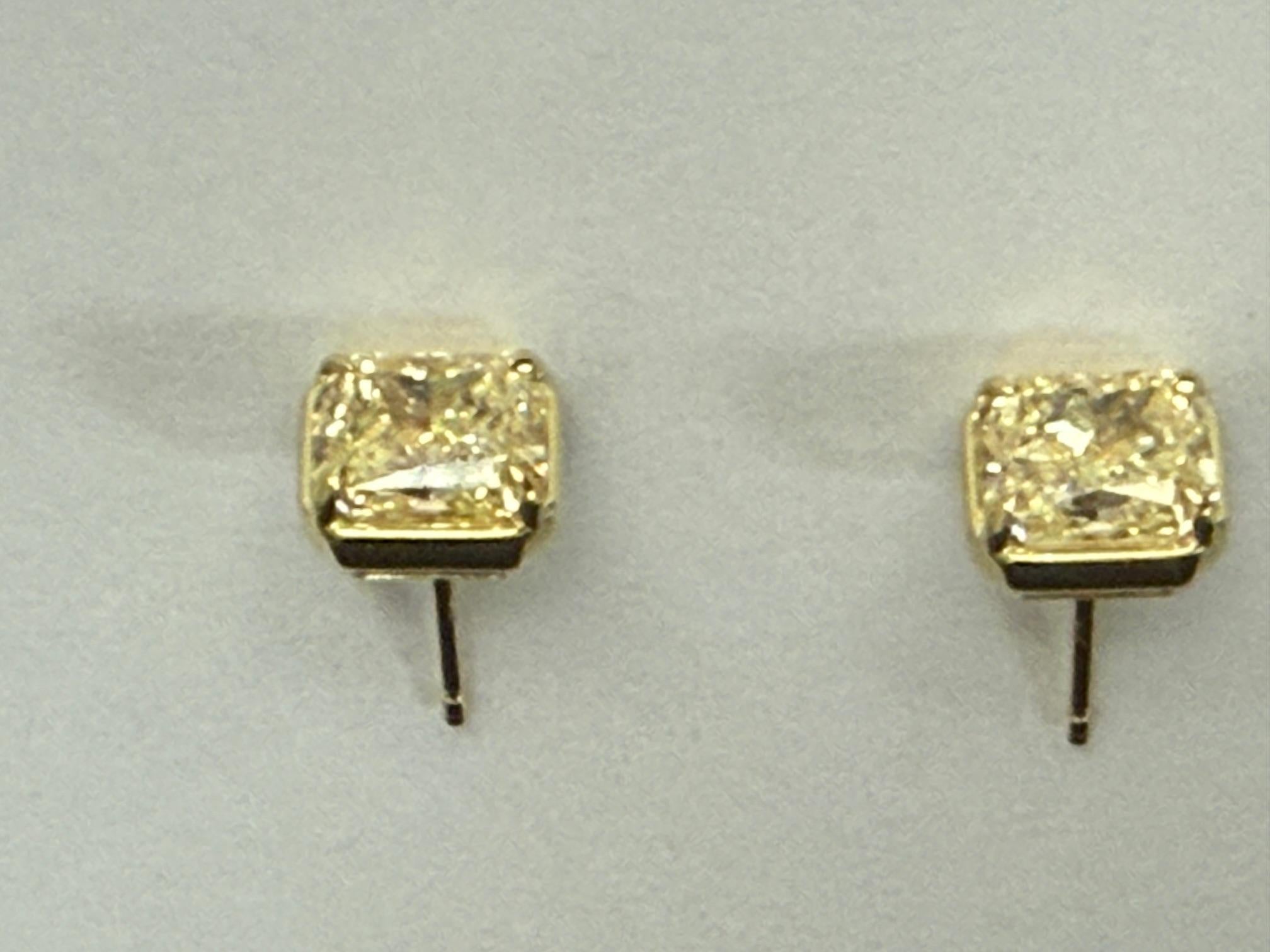Boucles d'oreilles en or 18KY avec diamant radiant de 3,03ctw certifié par la GIA et de couleur jaune fantaisie en vente 3