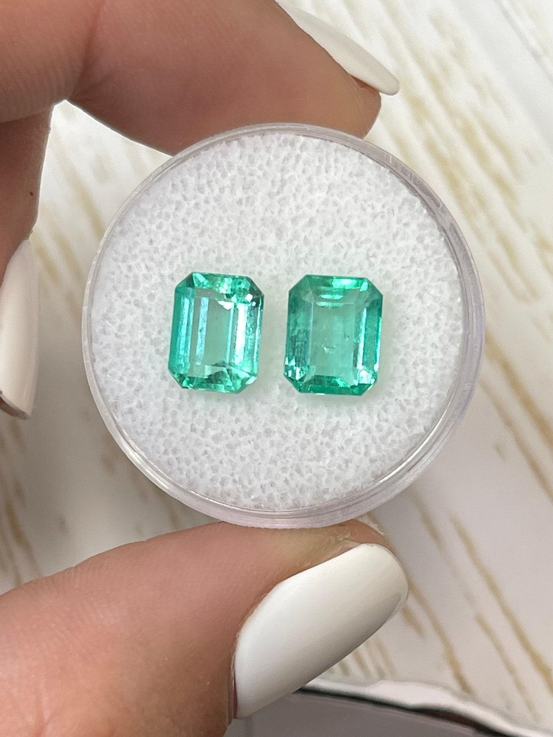 Pierre : Émeraude
Poids total : 3.03-tcw
Forme : Coupe émeraude
Clarté : Transparent
Lustre : Très bon
Couleur : Vert moyen clair
Dimensions : 7,94 mm x 5,51 mm x 3,76 mm // 8,17 mm x 6,08 mm x 4,77 mm
Origine géographique : Colombie
Traitement :