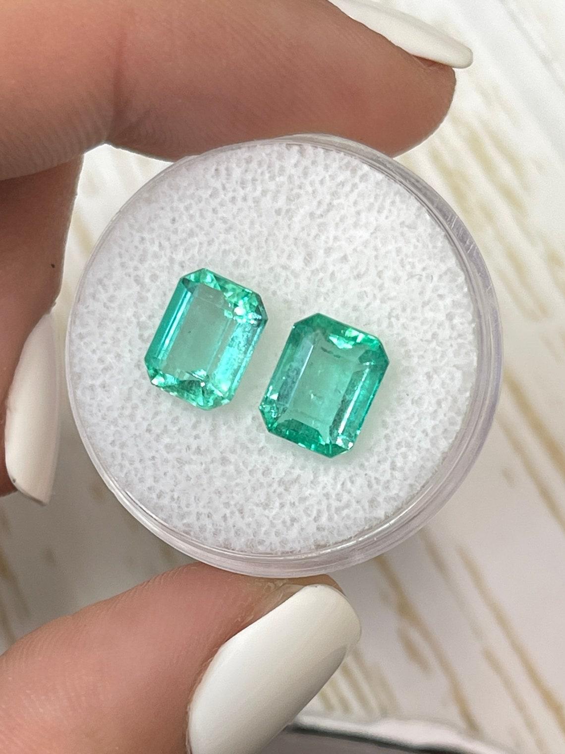 Moderne 3.03tcw Matching 8x6 Emerald Cut Colombian Emeralds - Genuine Loose Pair en vente