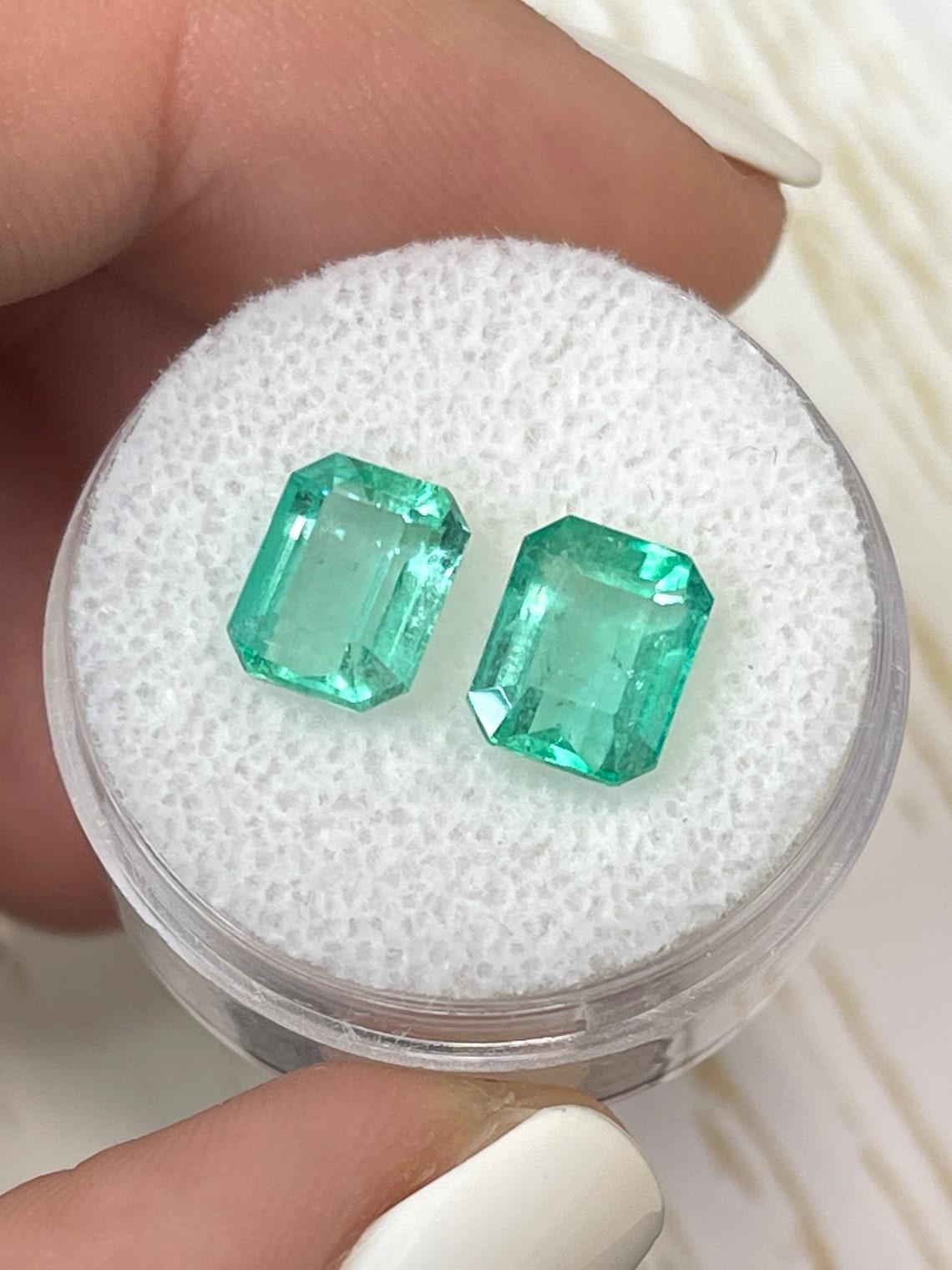 Taille émeraude 3.03tcw Matching 8x6 Emerald Cut Colombian Emeralds - Genuine Loose Pair en vente