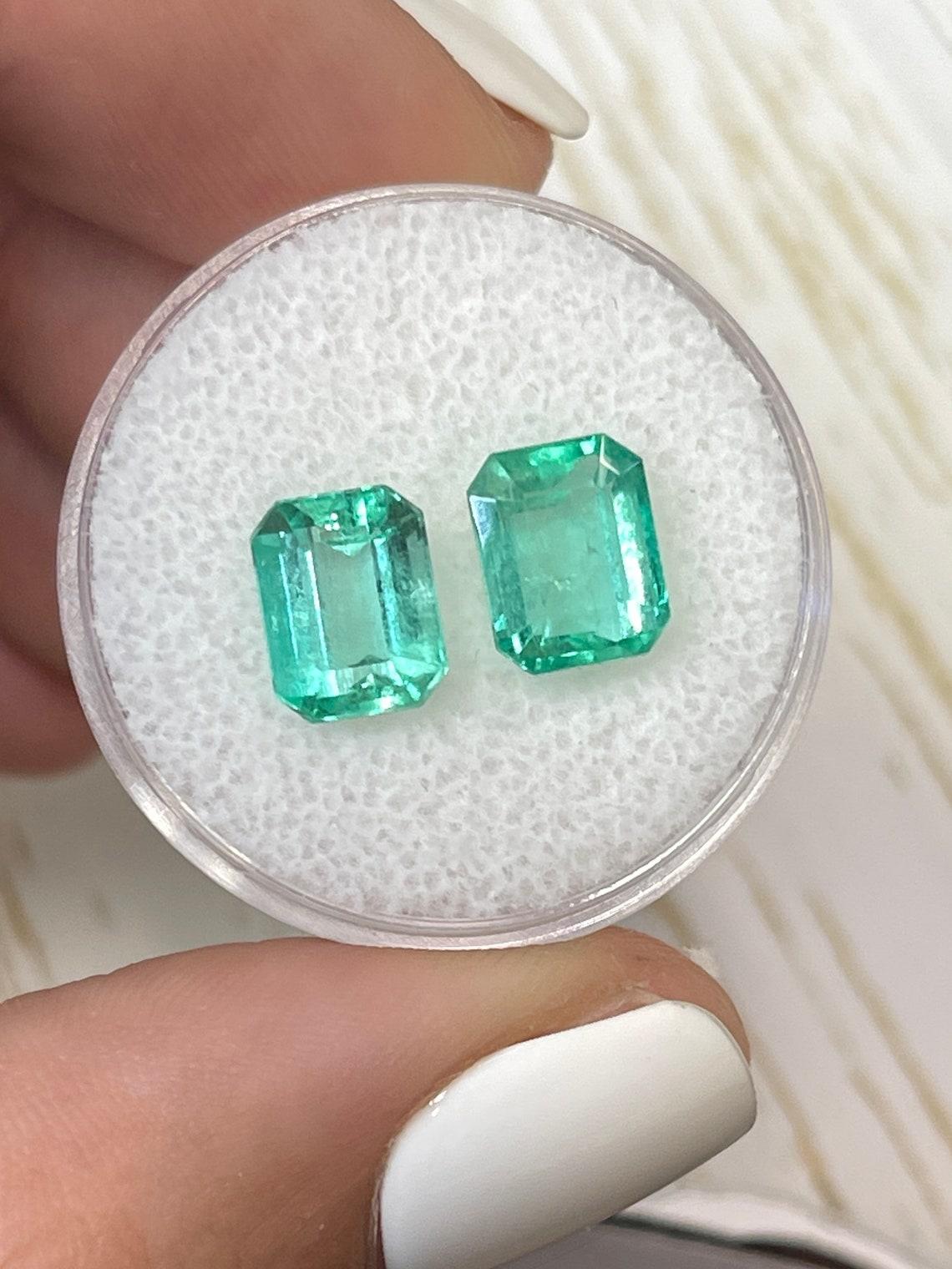 3.03tcw Matching 8x6 Emerald Cut Colombian Emeralds - Genuine Loose Pair Neuf - En vente à Jupiter, FL