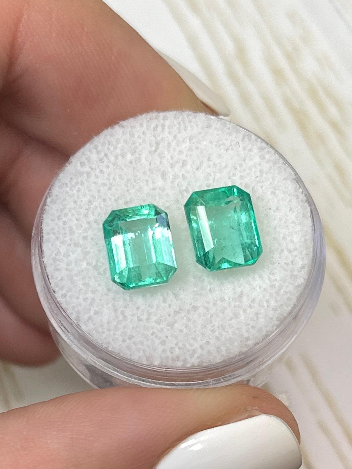 3.03tcw Matching 8x6 Emerald Cut Colombian Emeralds - Genuine Loose Pair Pour femmes en vente