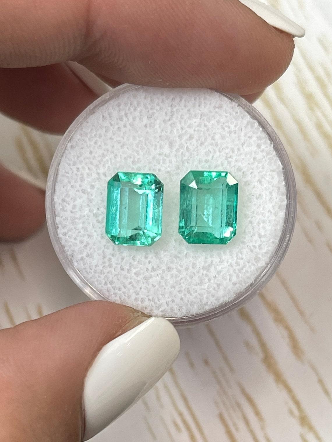 3.03tcw Matching 8x6 Emerald Cut Colombian Emeralds - Genuine Loose Pair en vente 1