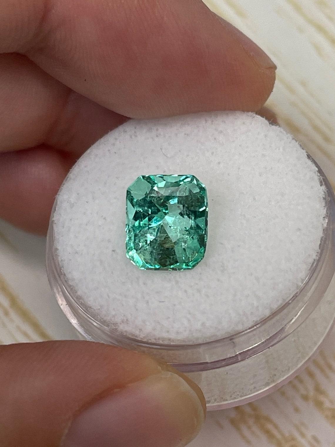 A. Stone: Smeraldo
Peso: 3,04 carati
Forma: Taglio smeraldo
Chiarezza: Trasparente
Lucentezza: Eccellente
Colore: Verde chiaro
Misure: 9,28 mm x 7,94 mm x 6,37 mm
Origine geografica: Colombia
Trattamento: Naturale, oliatura

Commenti: A causa delle