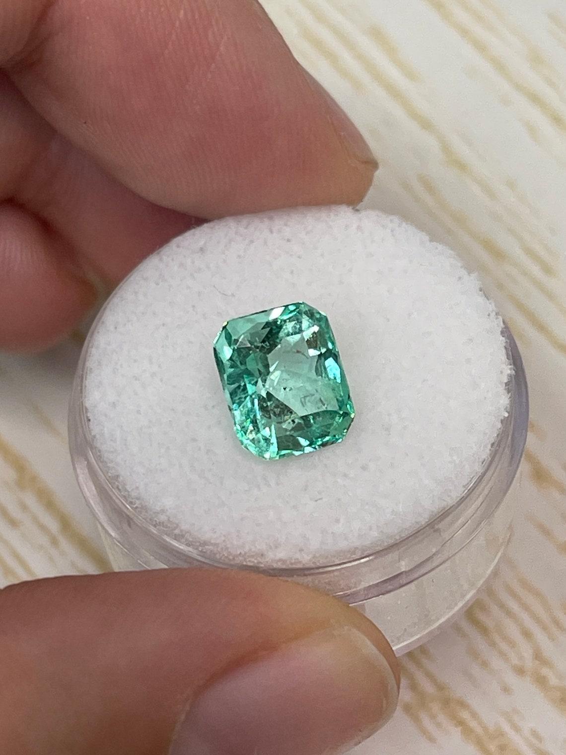 Moderno 3,04 Carati 9x8 Smeraldo Colombiano Verde Vivace - Pietra di nascita di maggio con taglio a smeraldo in vendita