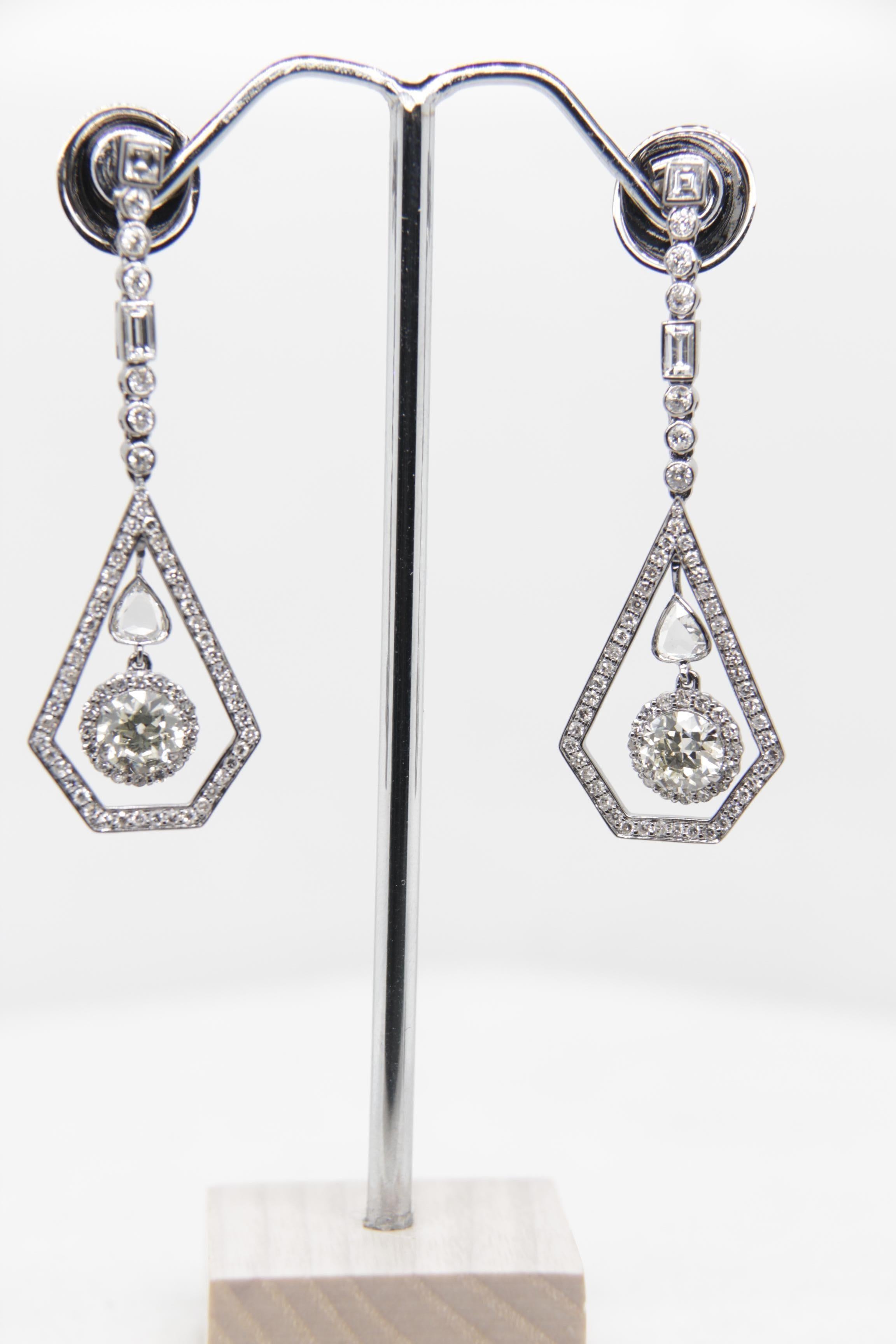 Un nuovissimo orecchino con diamante in oro 18 carati. Il peso del diamante centrale in due pezzi è di 1,41 carati e il peso totale dei diamanti è di 3,04 carati. Il peso totale degli orecchini è di 9.19 grammi.