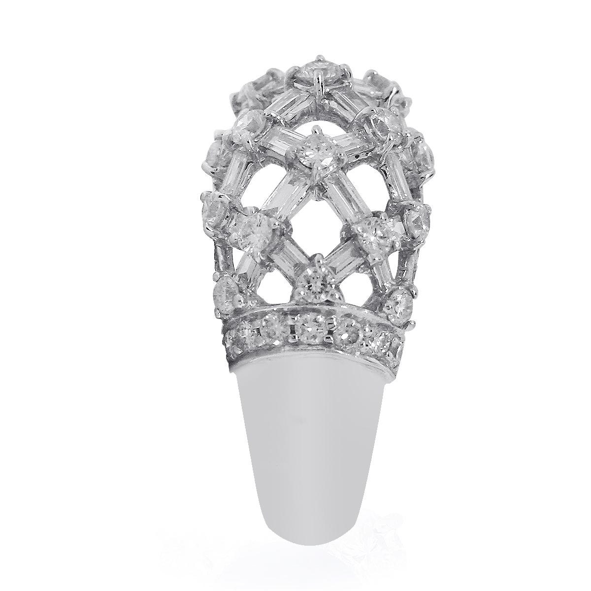 Material: 18k White Gold
Diamond Details: Approximately 3.04ctw baguette cut diamonds. Diamonds are G/H in color and VS in clarity.
Ring Size: 7.5
Total Weight: 11g (7.1dwt)
Measurements: 0.95