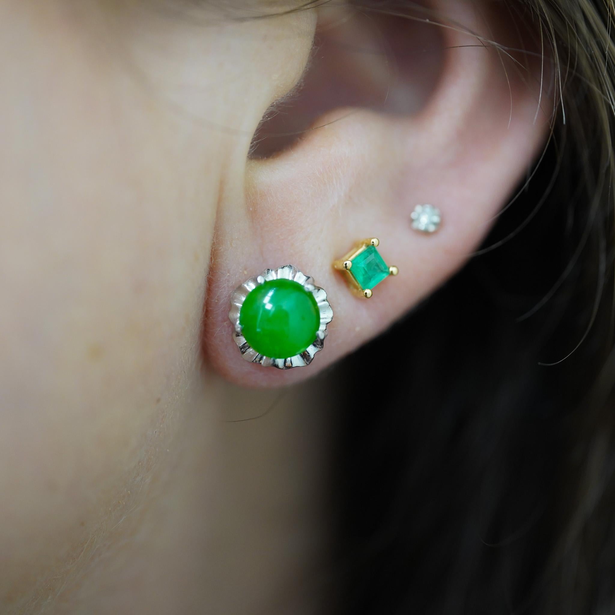 Solitärring aus natürlichem Smaragd mit einem Smaragd von 3,04 Karat in vierzackiger Korbfassung mit gewölbtem Schaft aus 14 Karat Gelbgold. Ring Größe 8, verstellbar.

Produktspezifikationen:
Artikel Typ: Solitär-Ring
Metall: 14K Gelbgold
Größe: 8