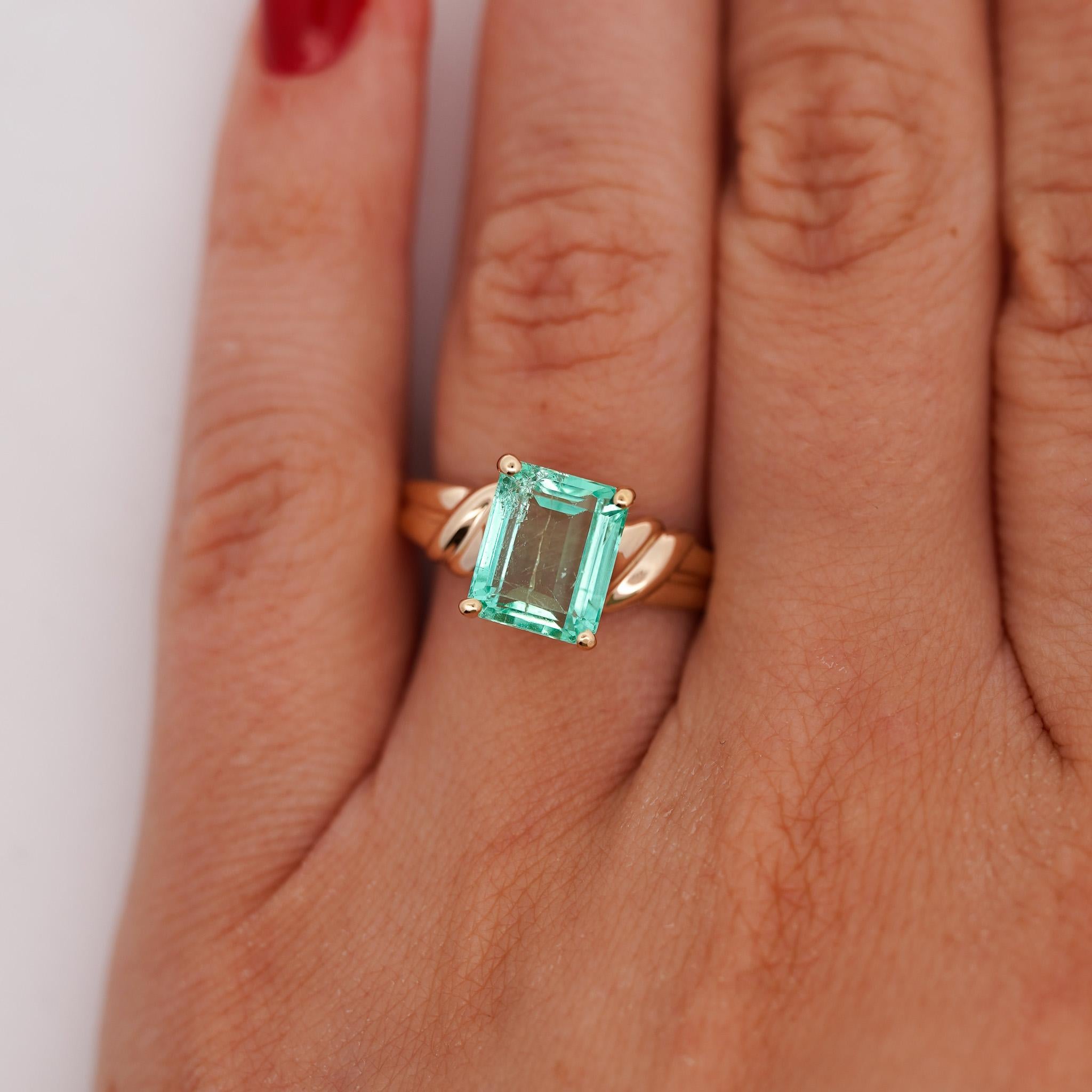 Solitärring aus natürlichem Smaragd mit einem Smaragd von 3,04 Karat in vierzackiger Korbfassung mit gewölbtem Schaft aus 14 Karat Gelbgold. Ring Größe 8, verstellbar.

Produktspezifikationen:
Artikel Typ: Solitär-Ring
Metall: 14K Gelbgold
Größe: 8