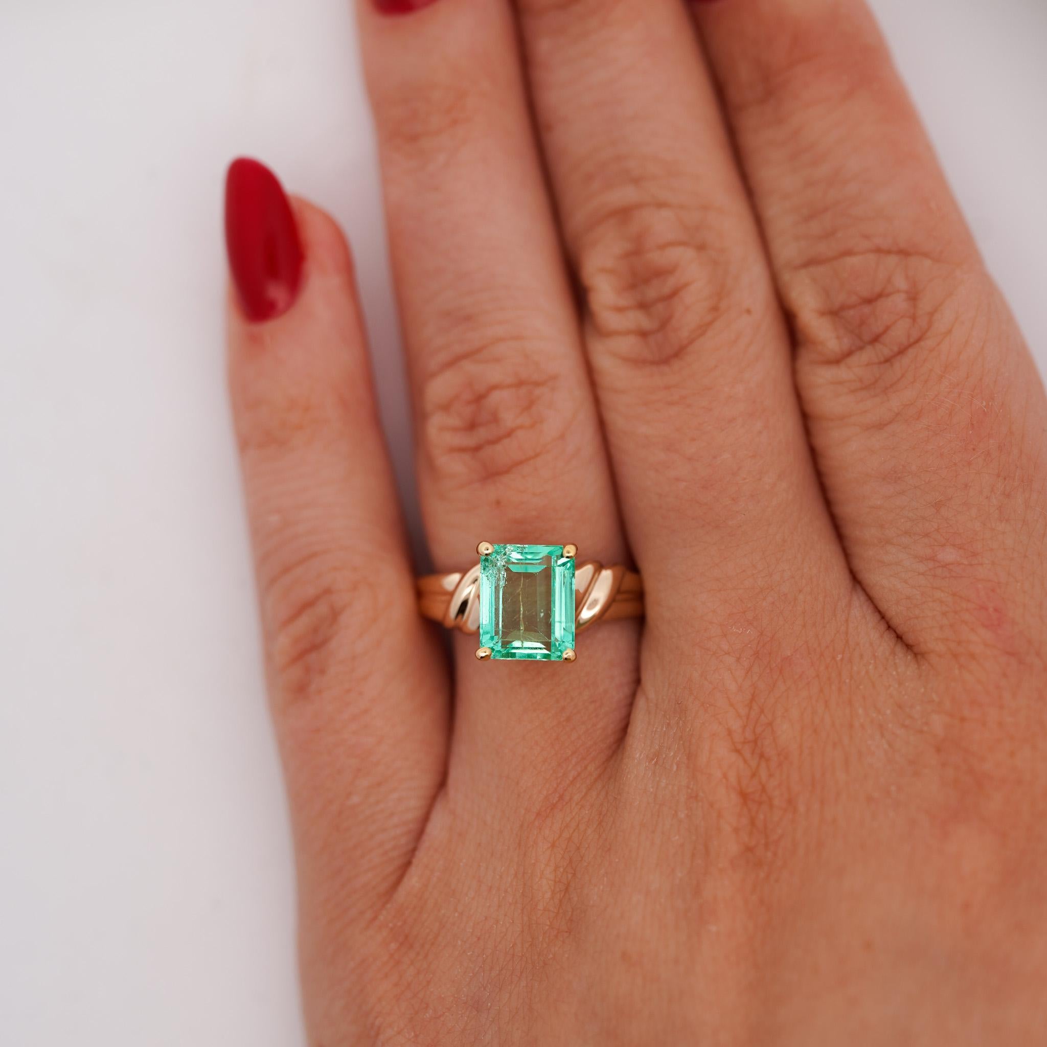 3,04 Karat Smaragdschliff Smaragd 14K Gelbgold Gebogener Schaft Solitär Ring (Zeitgenössisch) im Angebot