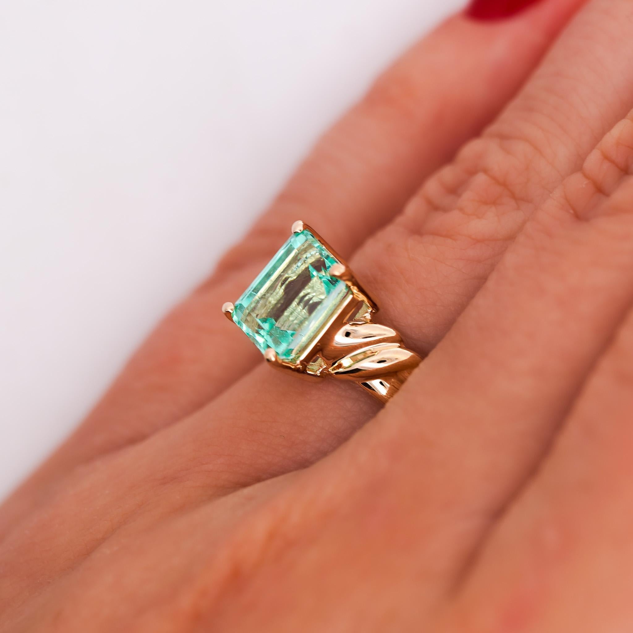 3,04 Karat Smaragdschliff Smaragd 14K Gelbgold Gebogener Schaft Solitär Ring im Zustand „Neu“ im Angebot in Miami, FL