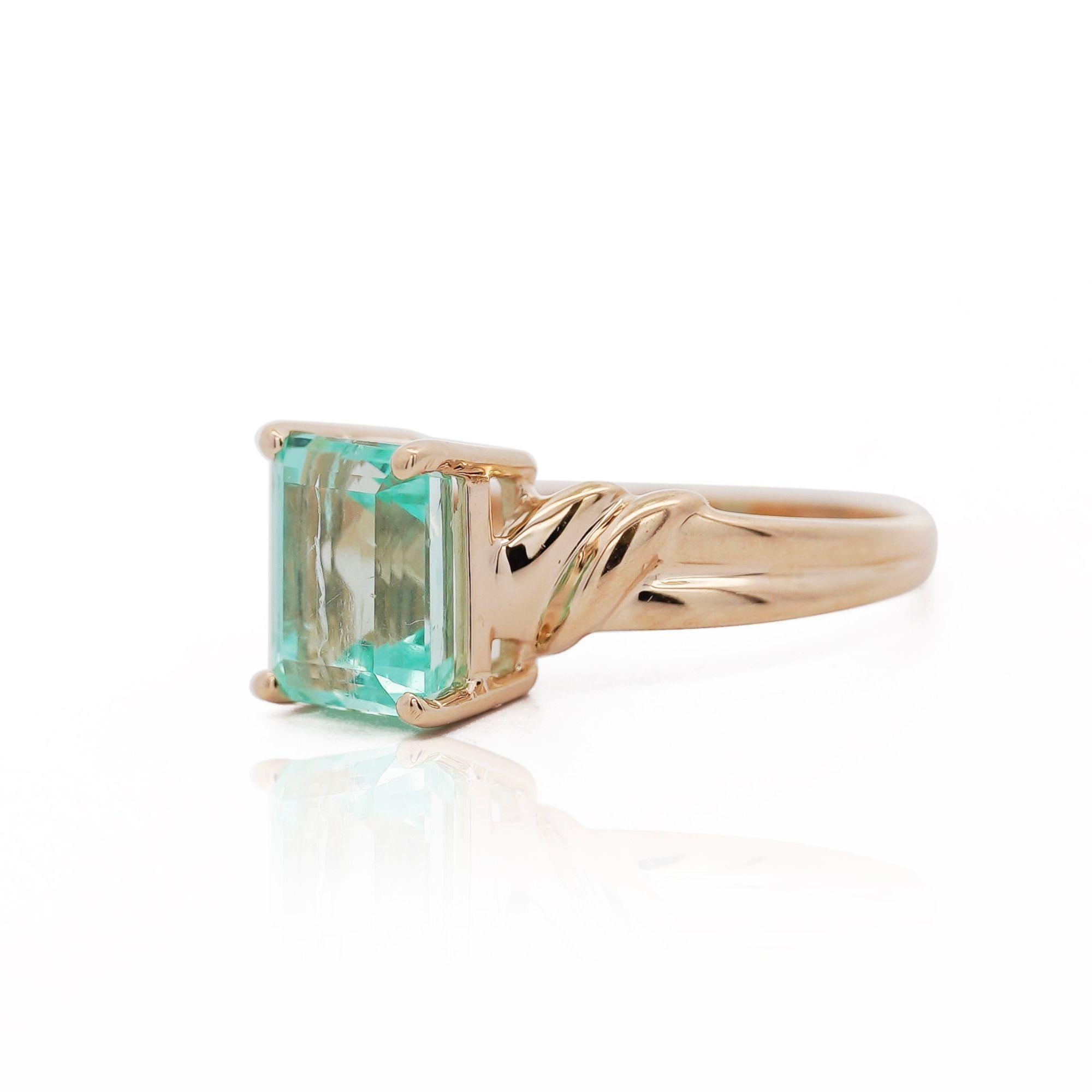 3,04 Karat Smaragdschliff Smaragd 14K Gelbgold Gebogener Schaft Solitär Ring im Angebot 1