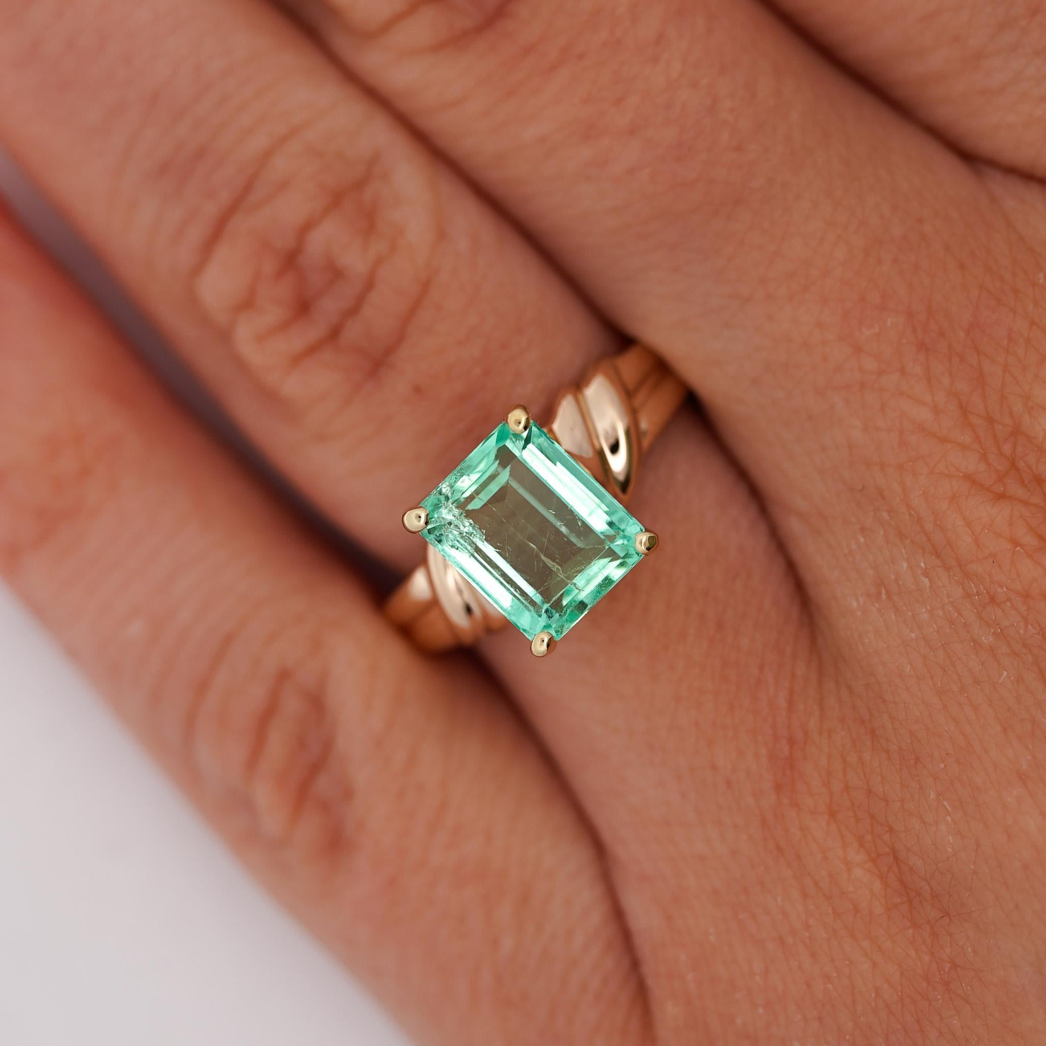 3,04 Karat Smaragdschliff Smaragd 14K Gelbgold Gebogener Schaft Solitär Ring im Angebot 3