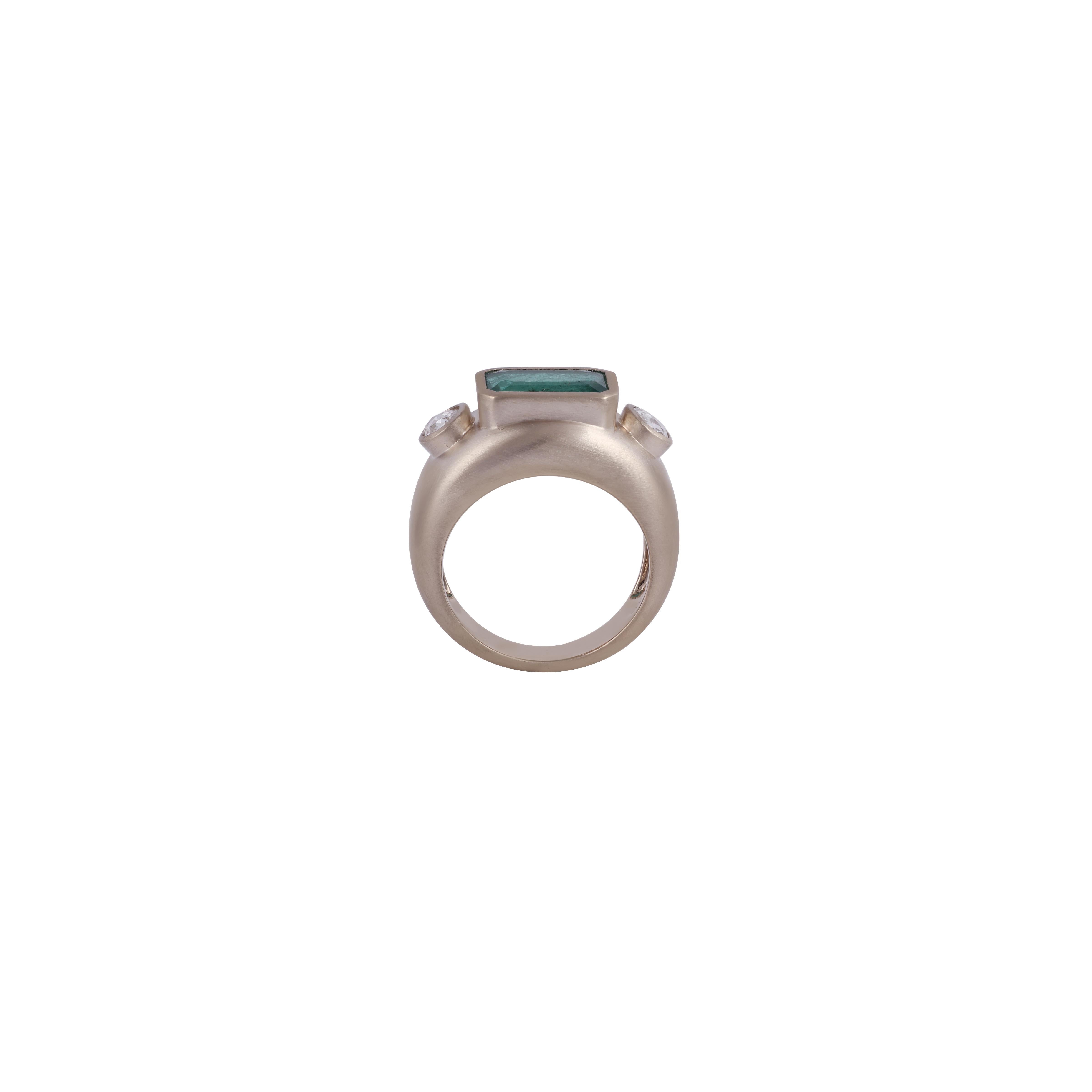 Contemporary 3.04 Carat Emerald & Diamond  Ring 18Karat White Gold  For Sale