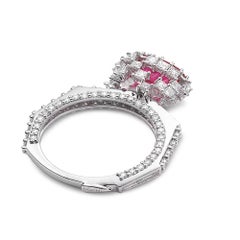 Anello in oro bianco con rubino sfaccettato e diamanti taglio rosa da 3,04 carati