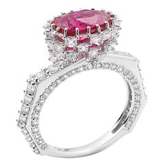 Anillo de oro blanco con rubí facetado de 3,04 quilates y diamantes talla rosa