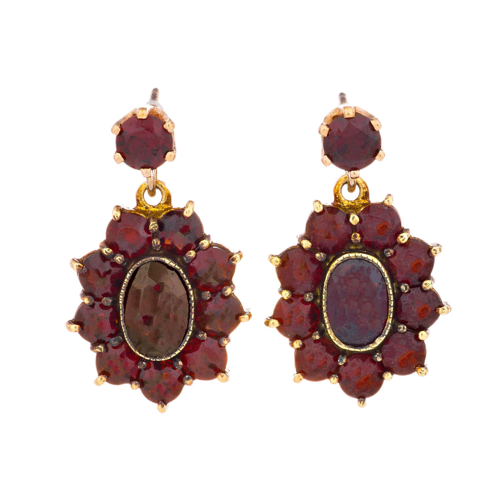 Mid-Century 1950's German garnet dangle cluster earrings. Set in 14k yellow gold with two oval center stones 1.10 cts total and 20 accent garnets. 

2 oval reddish-brown garnets 1.10cts
2 round garnets .50 cts
18 round garnets  1.44cts
14k yellow
