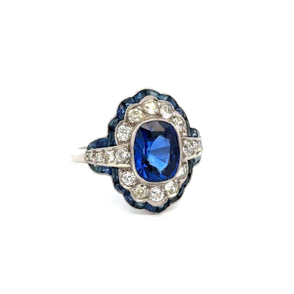 Einfach schön! Fein detaillierte luxuriöse Ceylon Blue Sapphire und Diamond Platinum Estate Statement Cocktail Ring. In der Mitte befindet sich ein sicher eingebetteter, von Hand gefasster, fesselnder ovaler Ceylon-Saphir von 3,04 Karat, der für