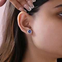 Boucles d'oreilles à clous en or blanc 18 carats, ornées d'un saphir bleu naturel de 3,04 carats entouré d'un halo de diamants