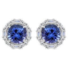 Boucles d'oreilles à clous en or blanc 18 carats, ornées d'un saphir bleu naturel de 3,04 carats entouré d'un halo de diamants