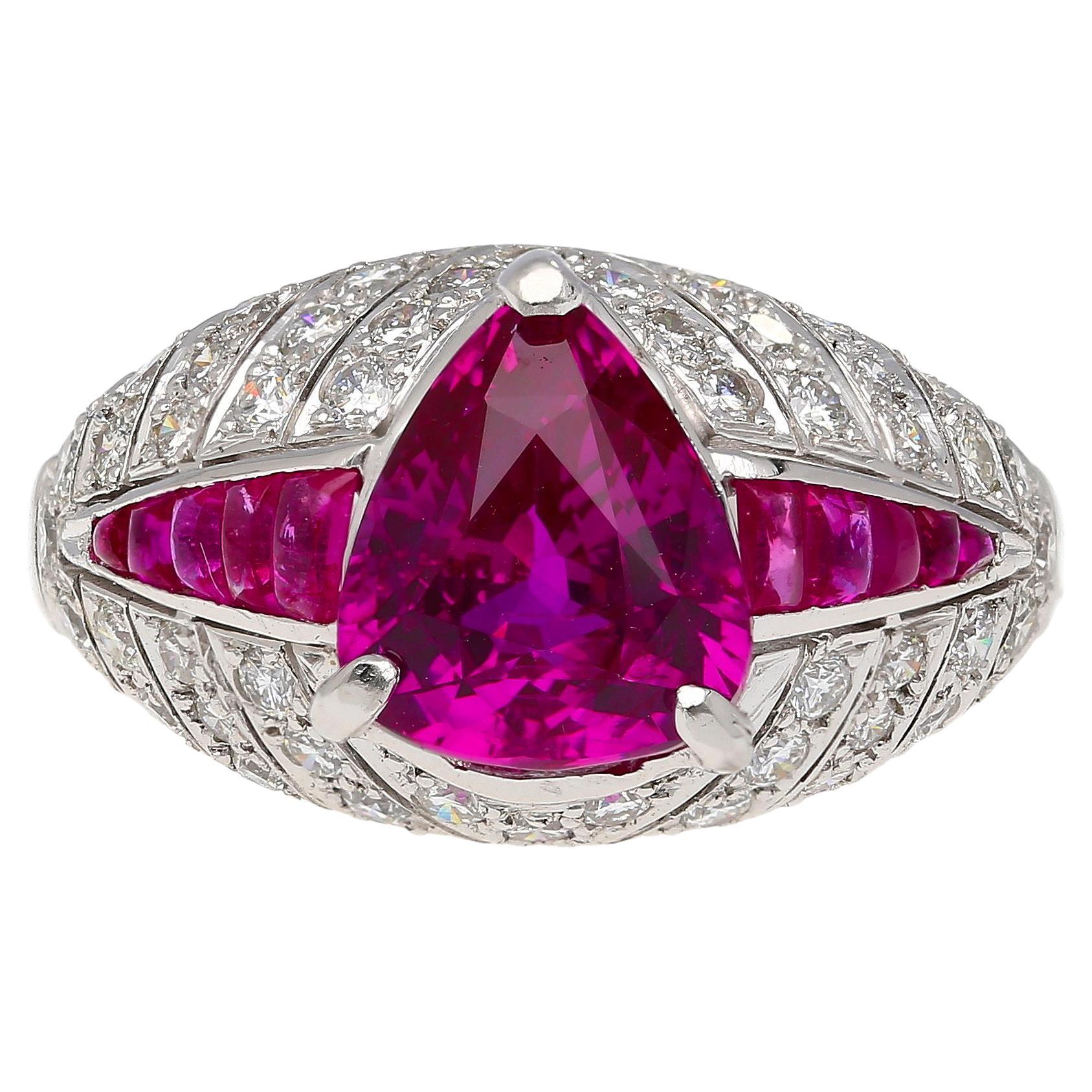 Anello da cocktail con rubino taglio trilione e diamanti da 3,04 carati di colore rosa violaceo