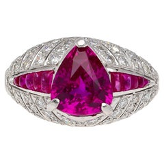 Bague cocktail rose violacé avec rubis taille trillion et diamants de 3,04 carats