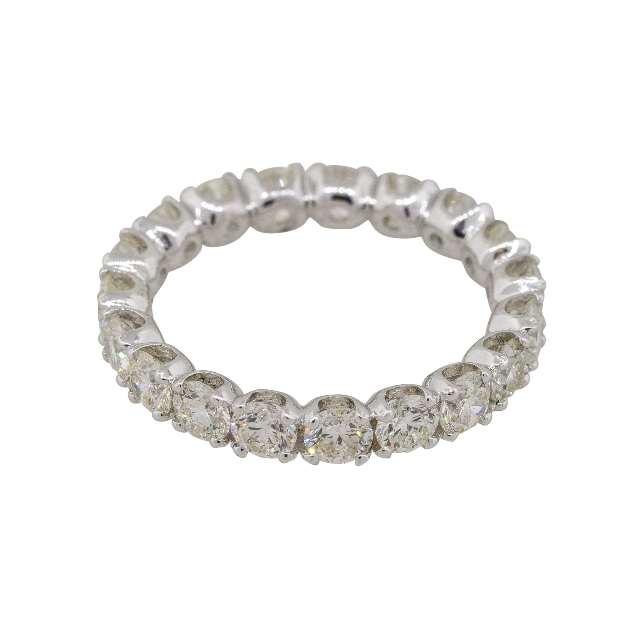 MATERIAL: 18k Weißgold
Diamant-Details: Ca. 3,04ctw von runden Diamanten geschnitten. Die Diamanten haben eine Farbe von G/H und eine Reinheit von SI.
Gesamtgewicht: 4g (2,6dwt)
Größe: 7
Zusätzliche Details: Dieser Artikel wird mit einer