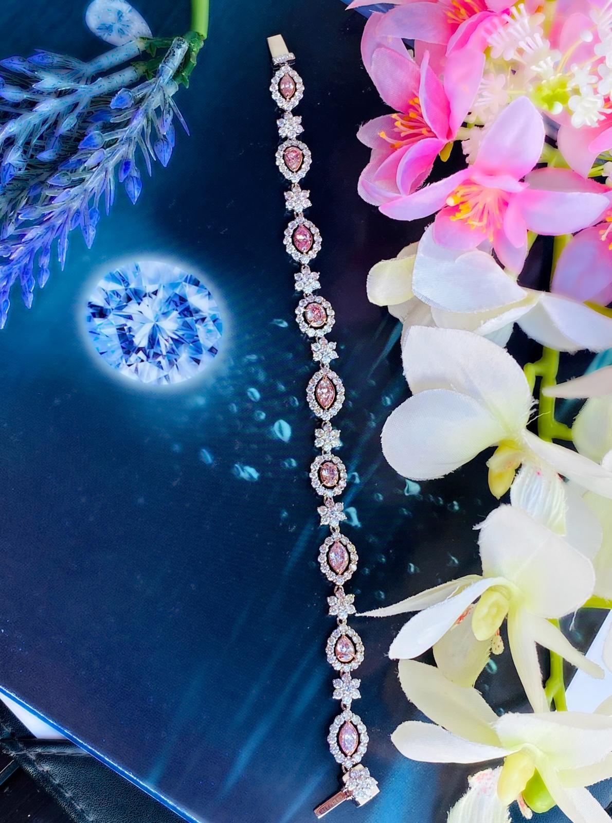 Bracelet en diamant rose très clair de 3,04 carats certifié GIA Neuf - En vente à Kowloon, HK