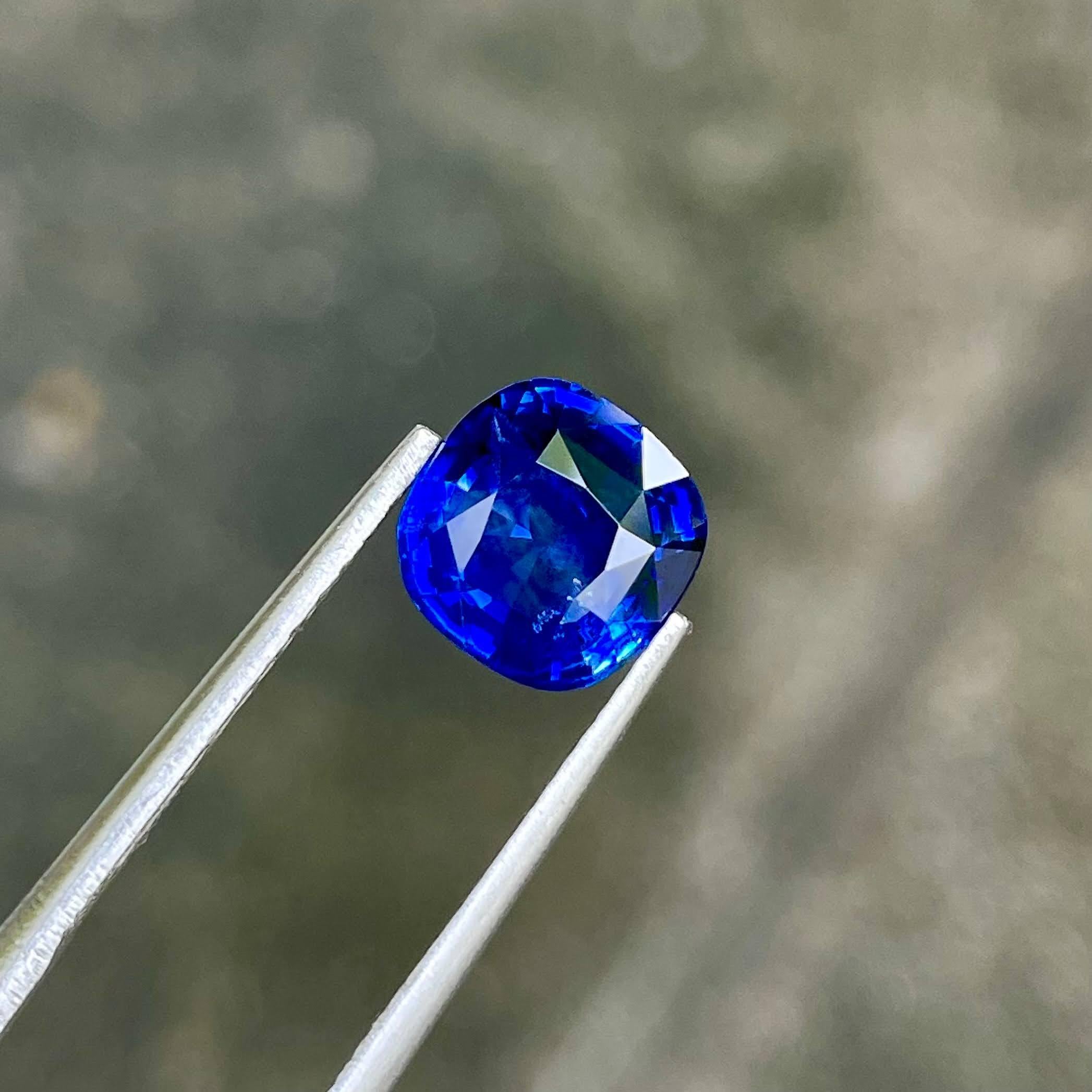 Peso 3,04 quilates 
Dimensiones 8,08x7,91x5,09 mm 
Tratamiento Calentado 
Origen Sri Lanka 
Claridad VVs
Cojín de forma 
Cortar cojín de fantasía 



Descubre la exquisita belleza de nuestro zafiro azul aciano de 3,04 quilates, tallado