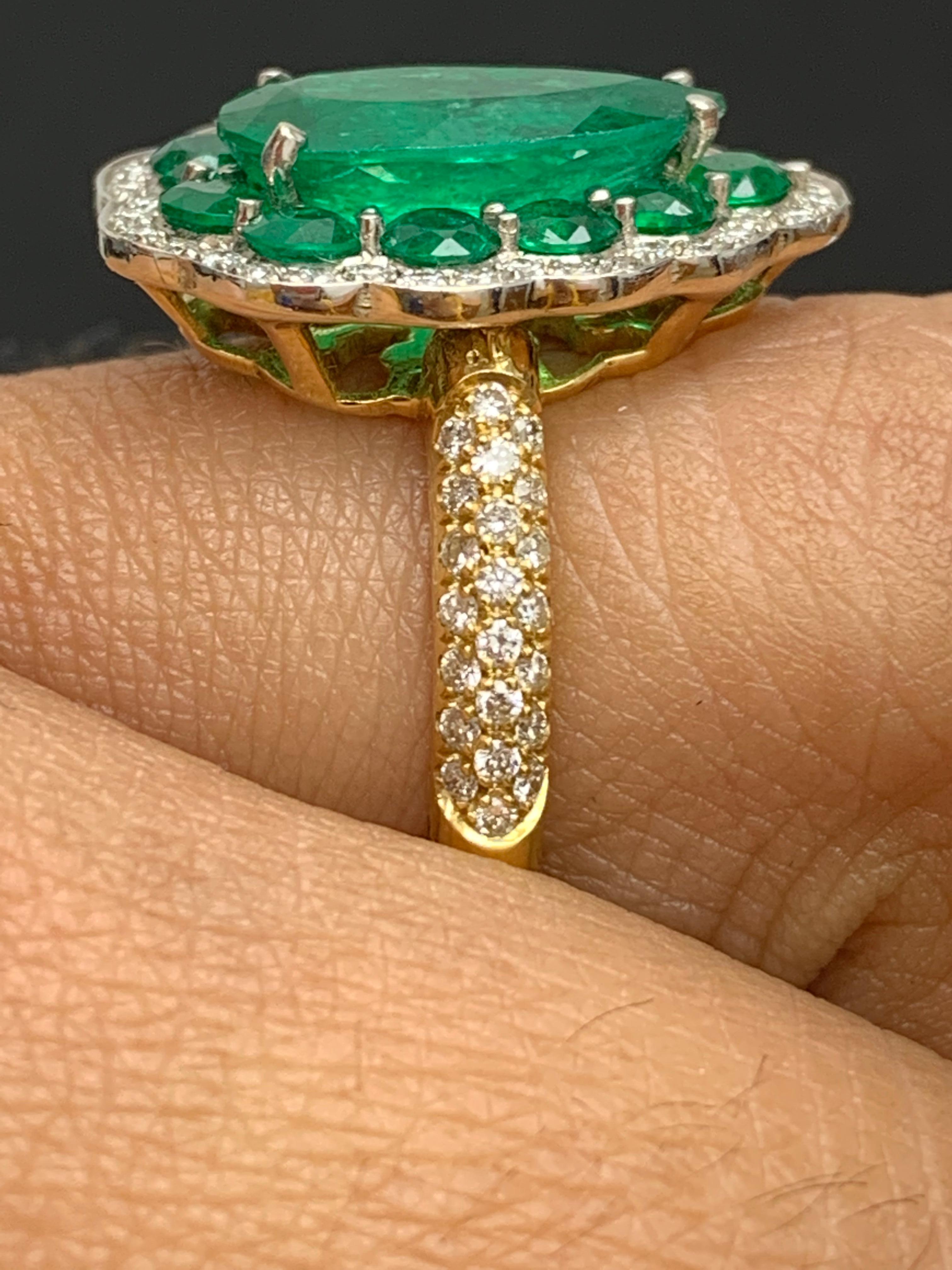 Pear Cut 3.04 Carats Pear Shape Emerald and Diamond 18K Yellow Gold Cocktail Ring For Sale