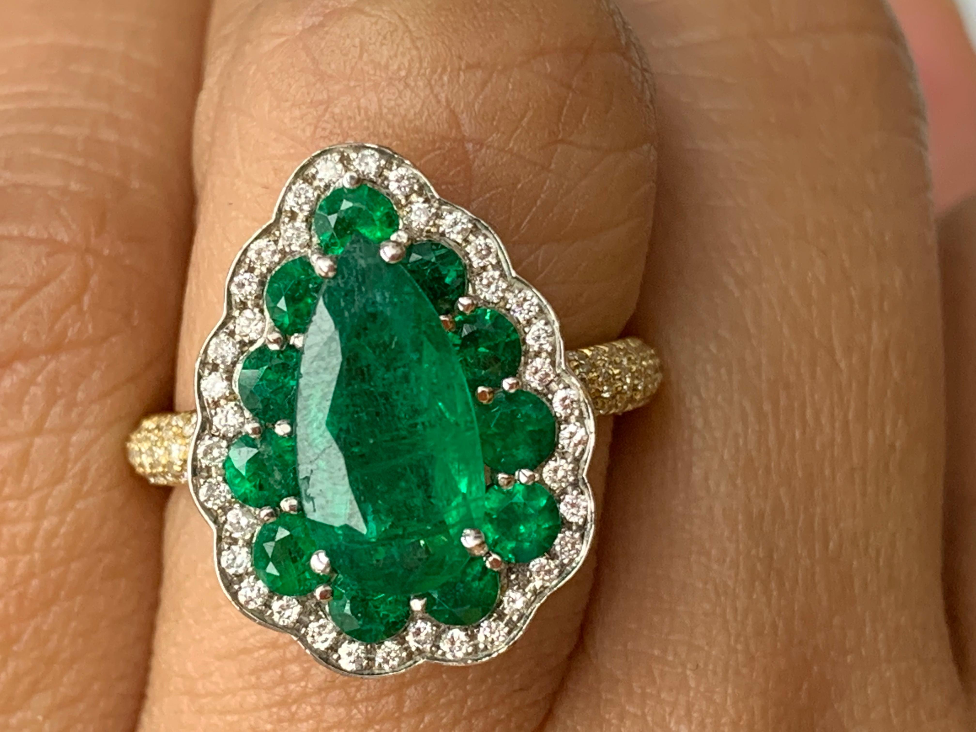 Women's 3.04 Carats Pear Shape Emerald and Diamond 18K Yellow Gold Cocktail Ring For Sale