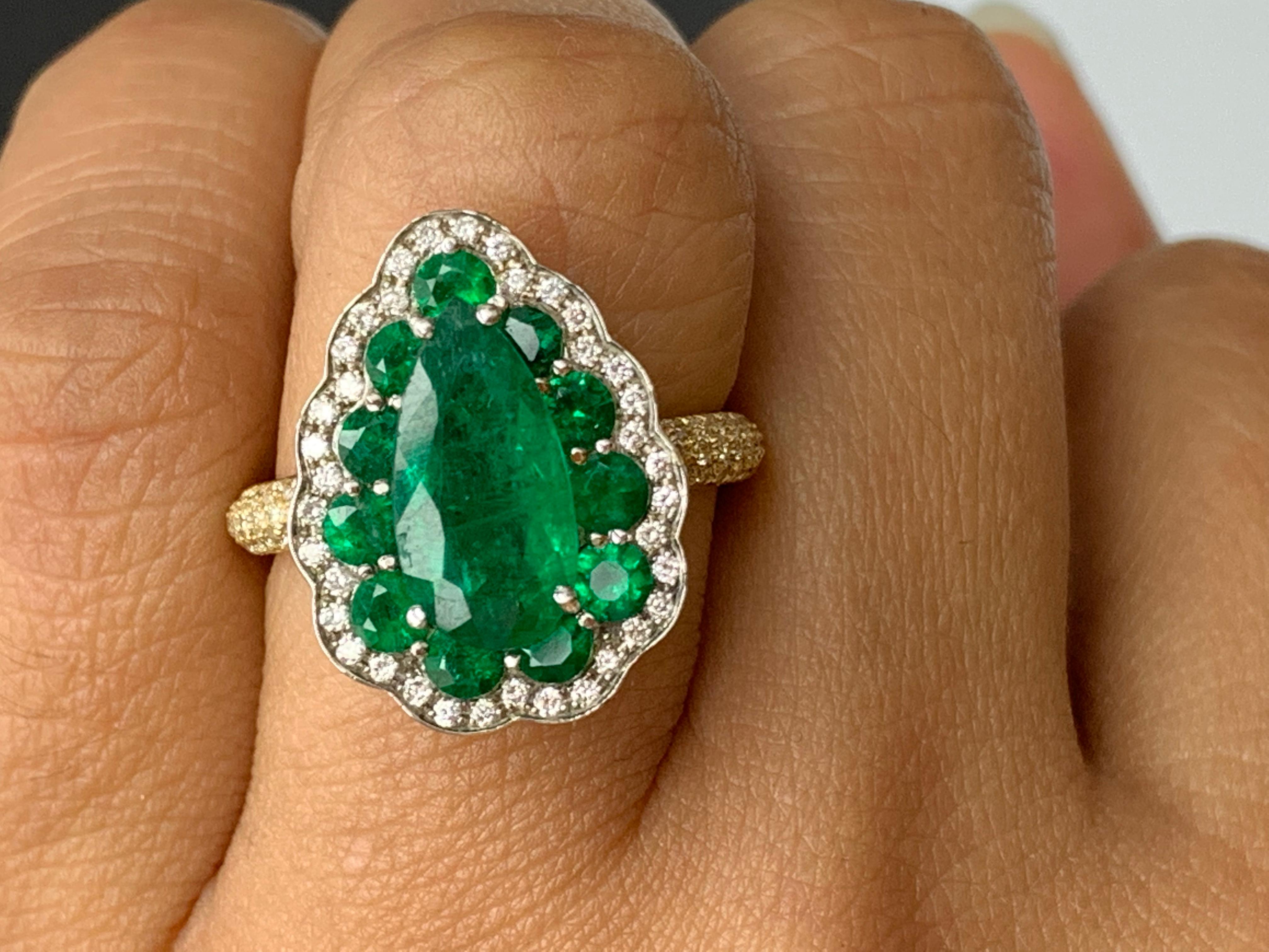 3.04 Carats Pear Shape Emerald and Diamond 18K Yellow Gold Cocktail Ring For Sale 1