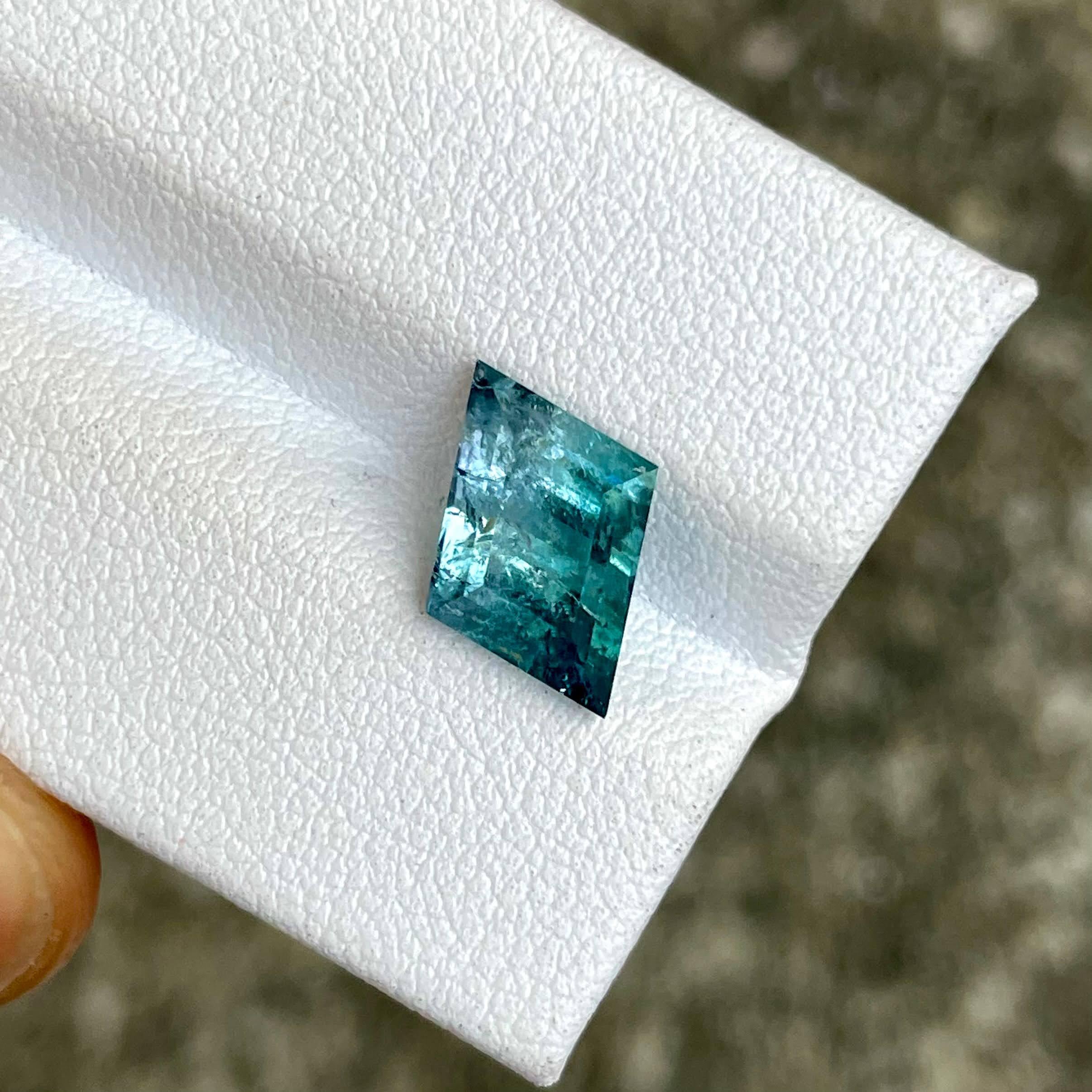Weight 3.04 carats 
Dimensions 13.1x9.4x5.9 mm
Treatment none 
Origin Afghanistan 
Clarity included 
Shape Parallelogram 
Cut Custom precision 



This exceptional 3.04 carat bi color Tourmaline gemstone from Afghanistan showcases a mesmerizing