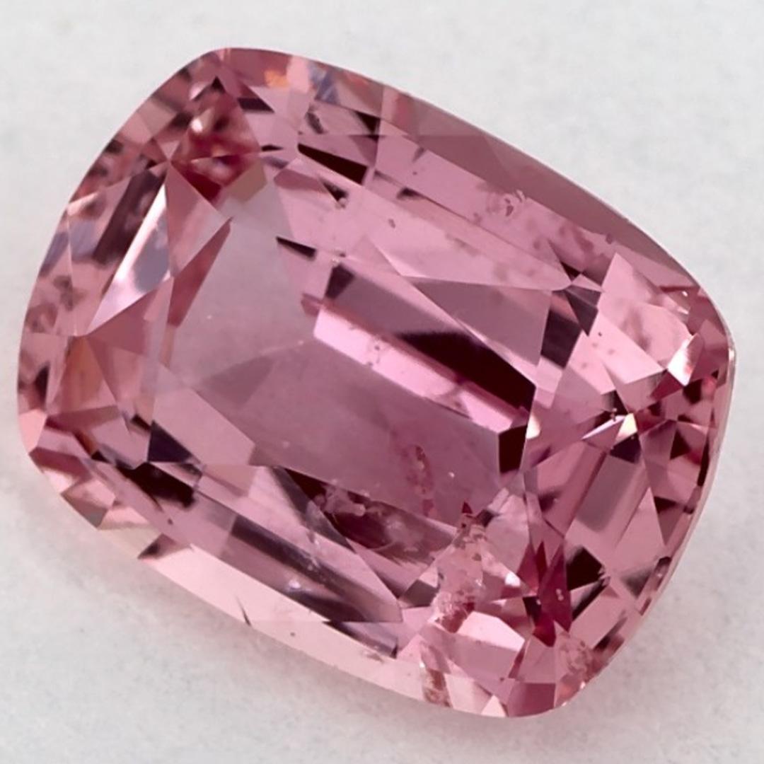 Ce saphir rose naturel offre élégance et sophistication. Avec sa riche saturation des couleurs et sa coupe précise, il constitue la pièce maîtresse parfaite pour une bague de fiançailles ou une conception de bijoux de luxe.

Ce saphir provient du
